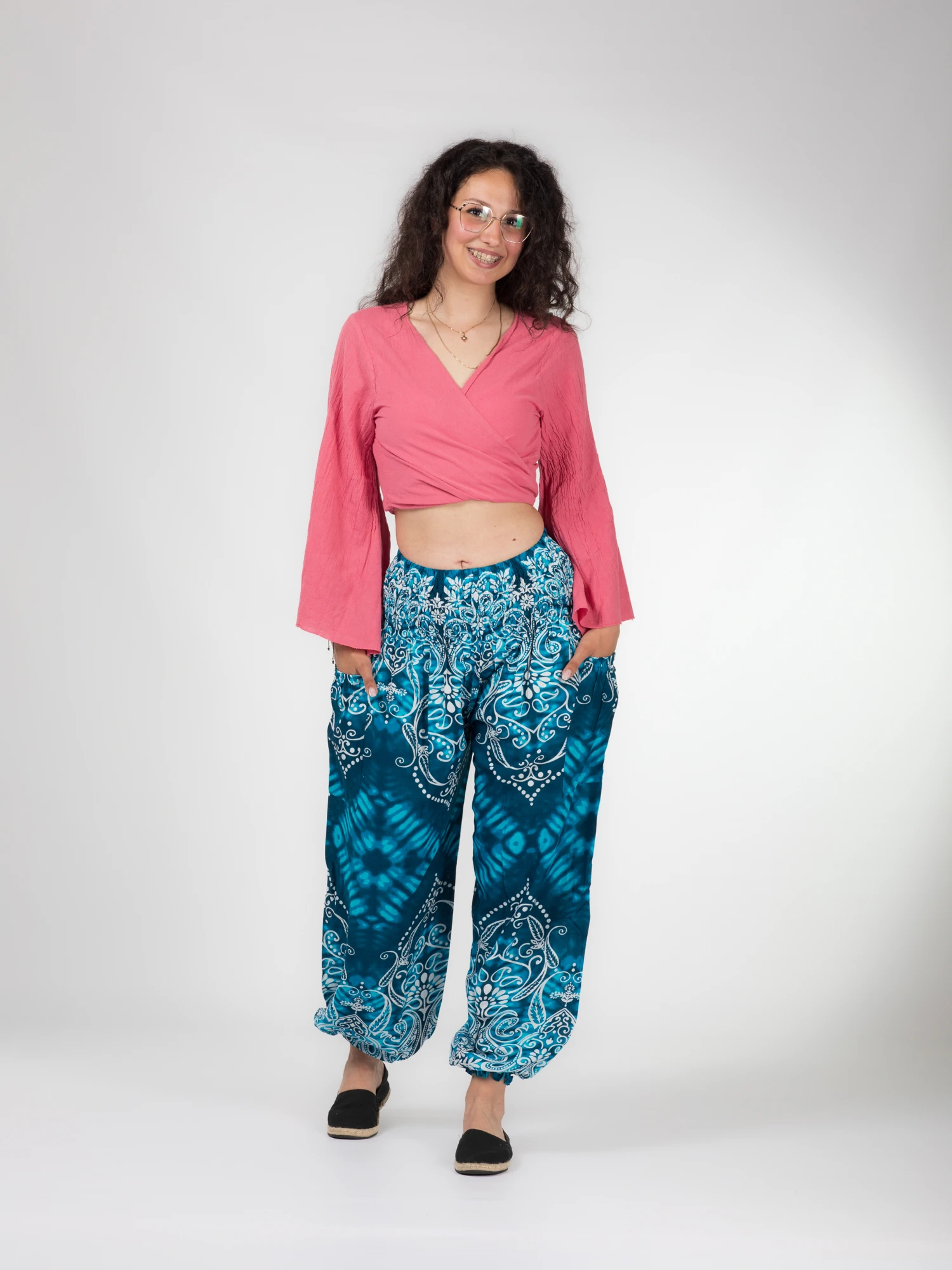 Pantaloni Jasmine cu print abstract și motive florale [2]