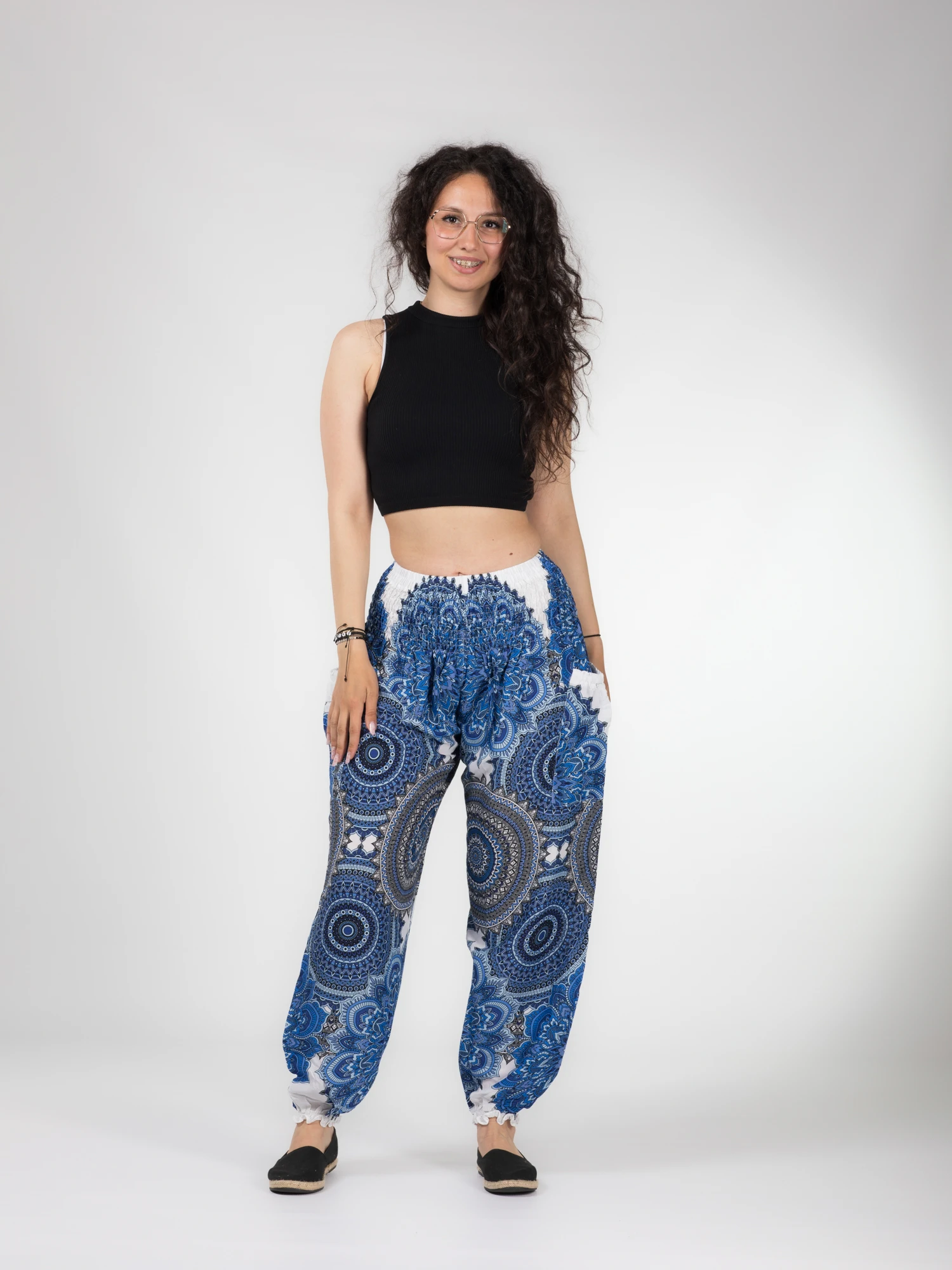 Pantaloni Jasmine cu print floral și mandala all over - Roșu [2]