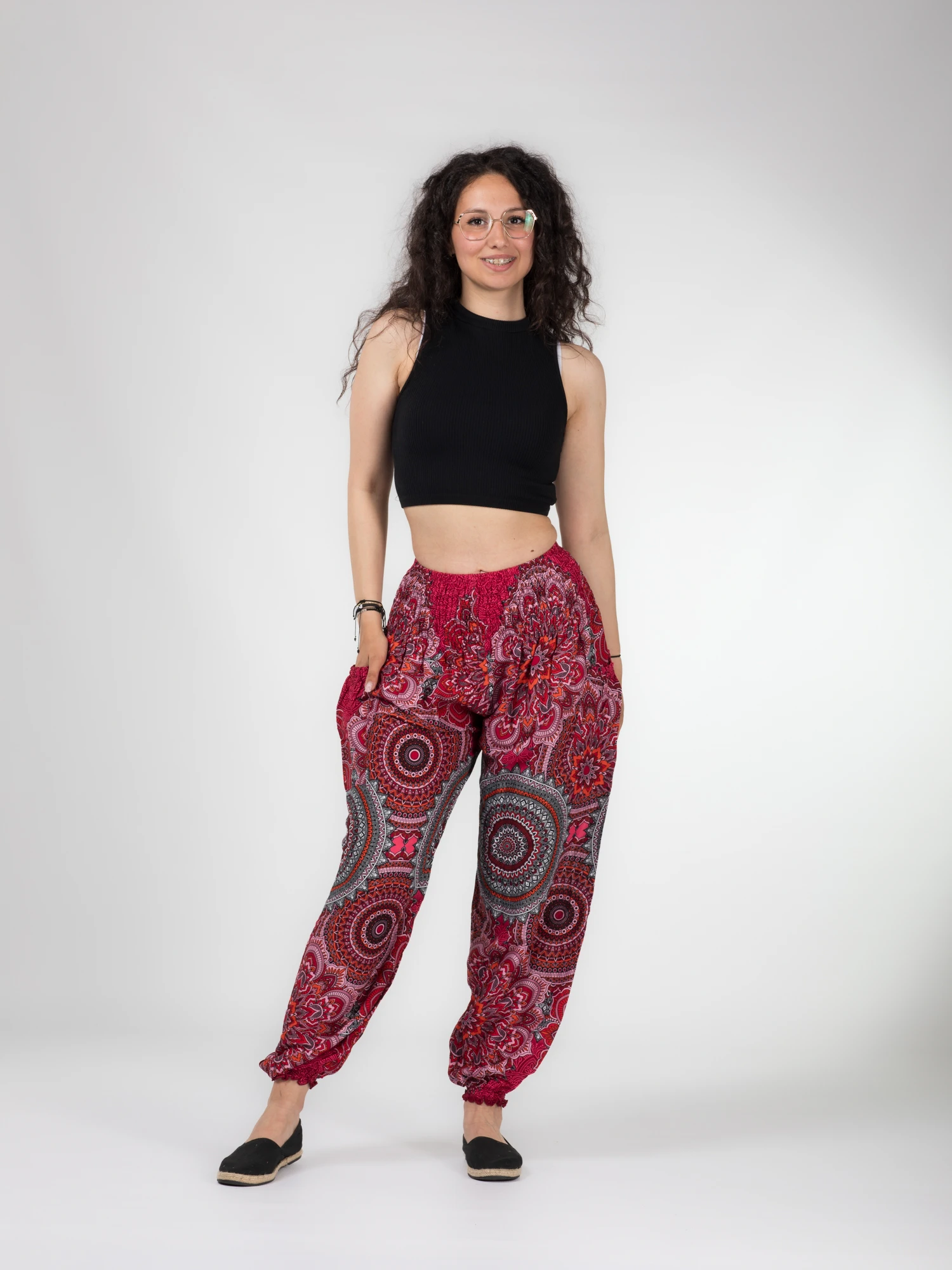 Pantaloni Jasmine cu print floral și mandala all over - Roșu [2]