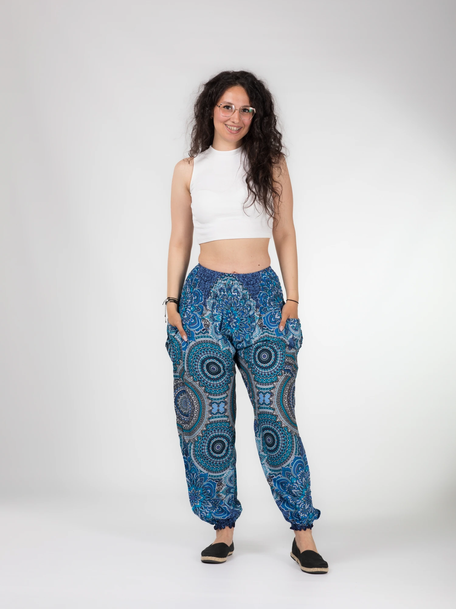 Pantaloni Jasmine cu print floral și mandala all over - Roșu [3]