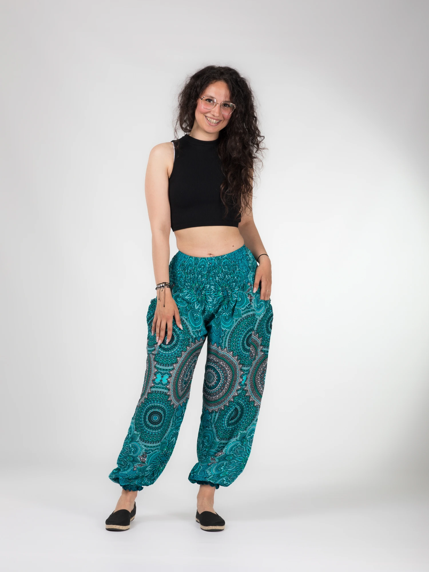 Pantaloni Jasmine cu print floral și mandala all over - Roșu [2]