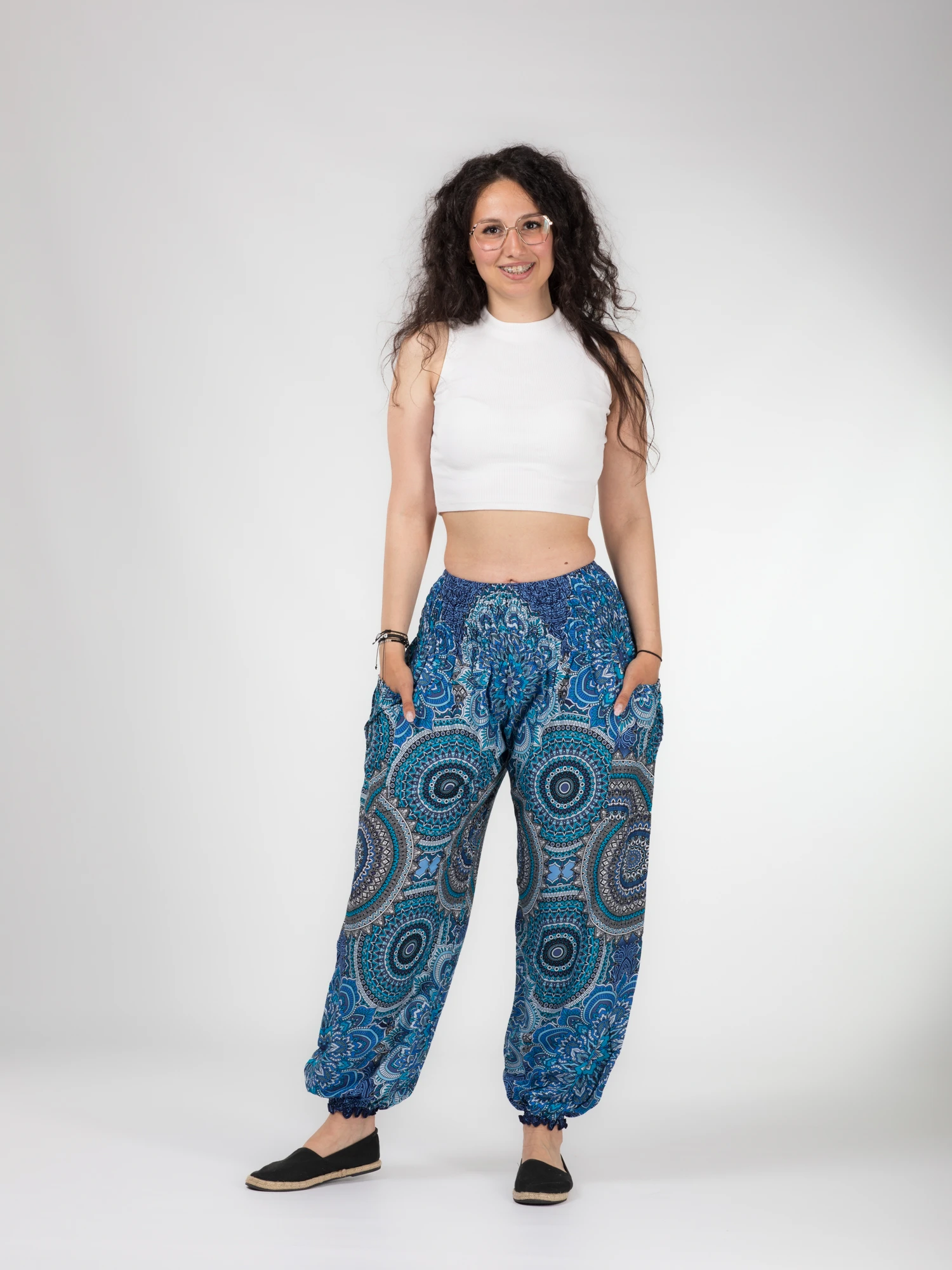 Pantaloni Jasmine cu print floral și mandala all over - Roșu [2]