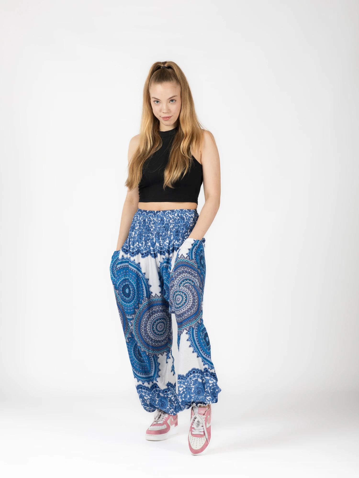Pantaloni Jasmine cu print mandala și motive florale [2]