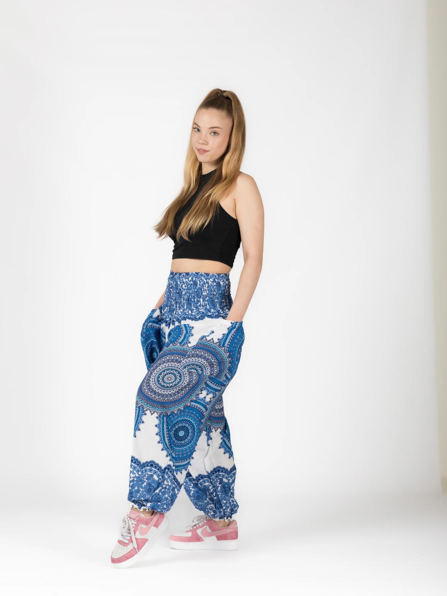 Pantaloni Jasmine cu print mandala și motive florale [8]