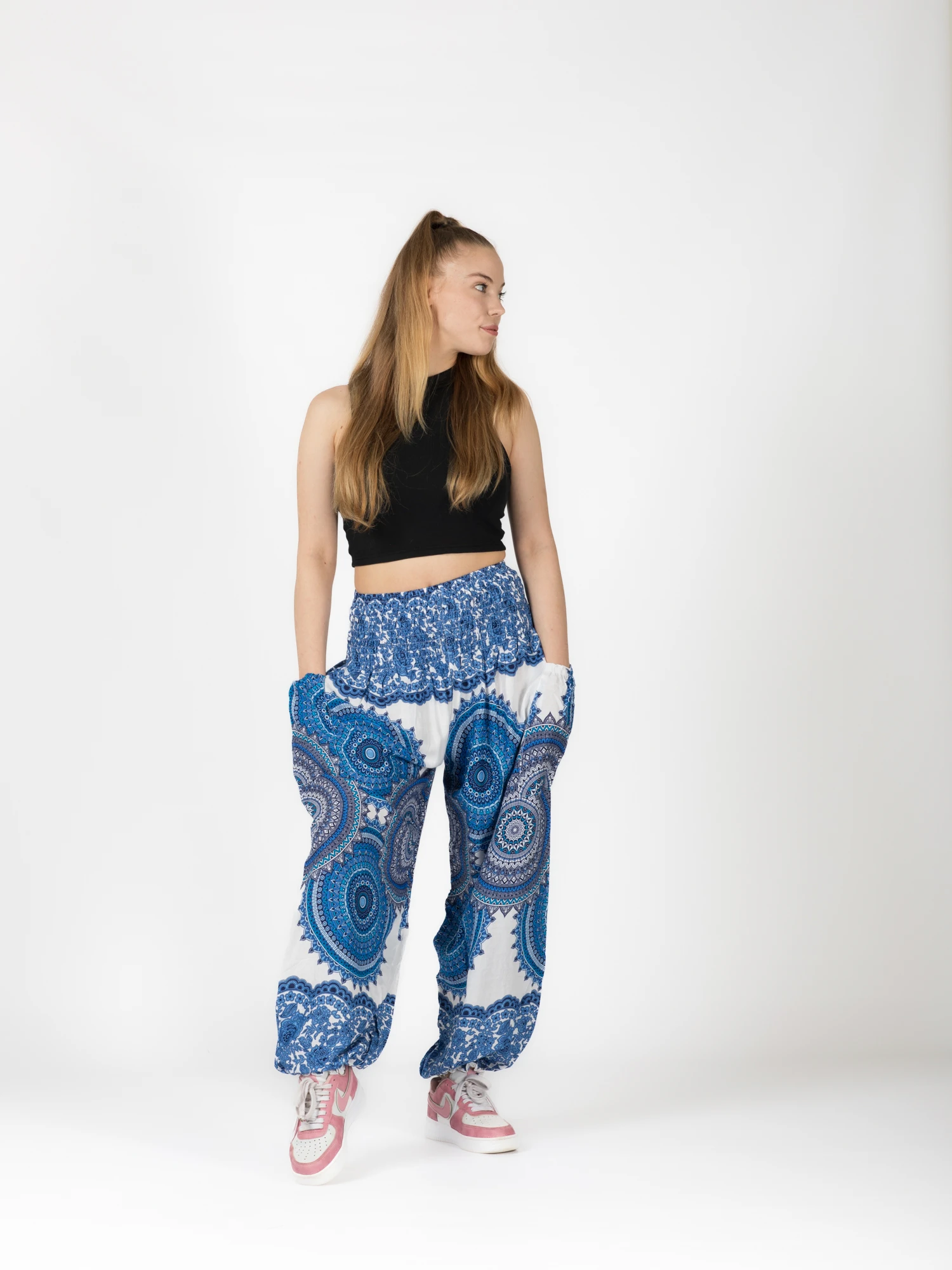 Pantaloni Jasmine cu print mandala și motive florale [6]
