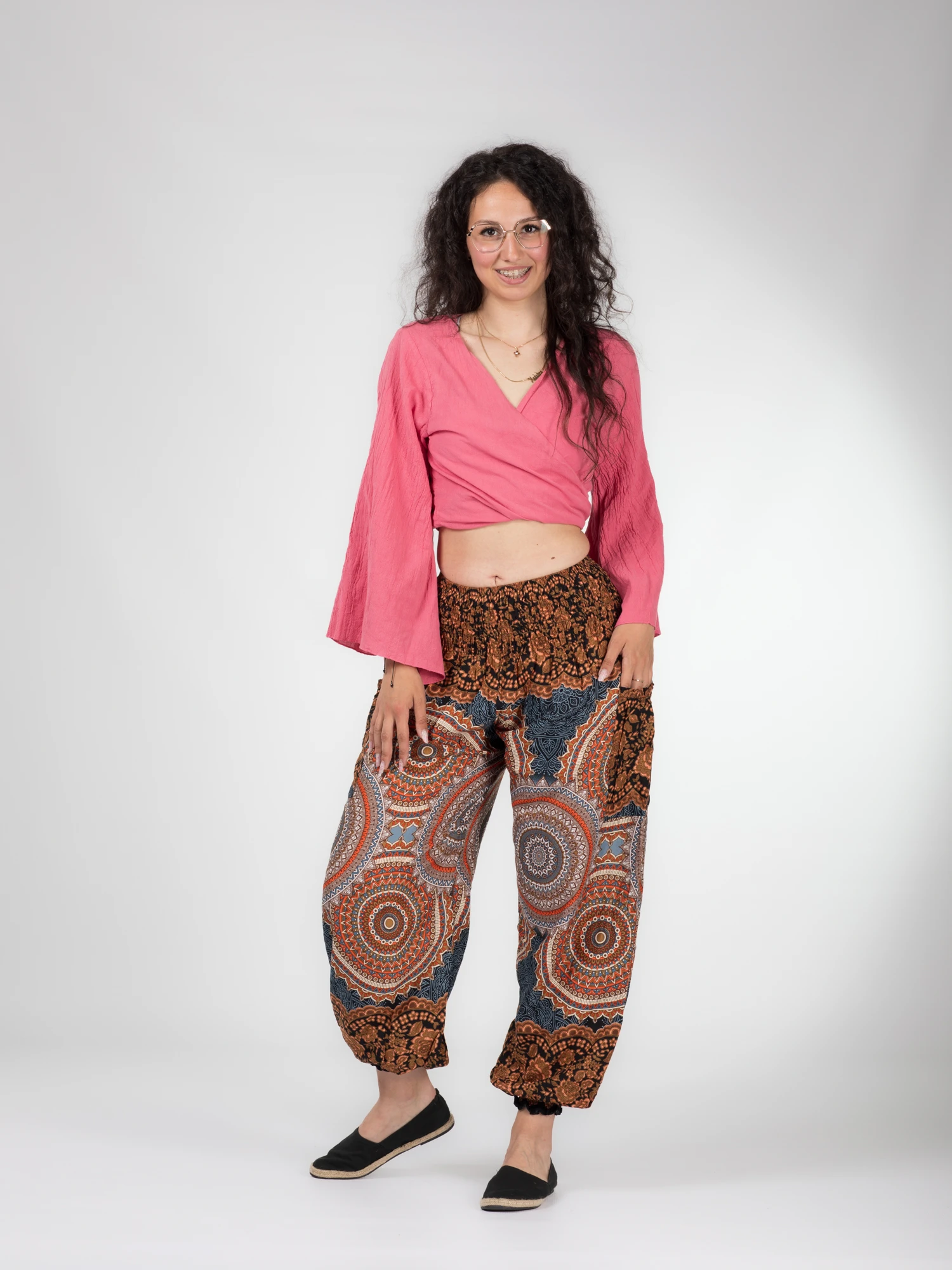 Pantaloni Jasmine cu print mandala și motive florale [6]