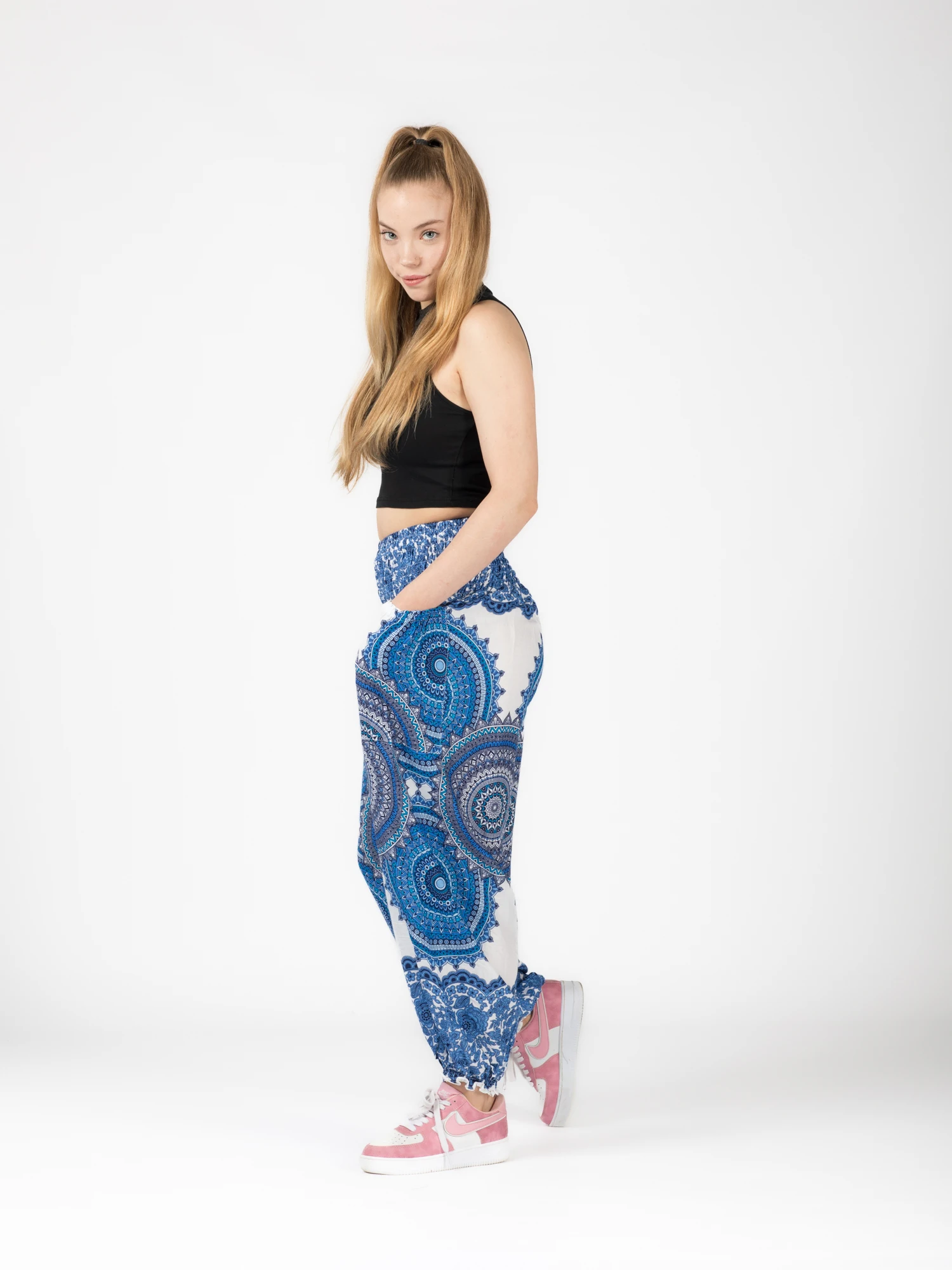 Pantaloni Jasmine cu print mandala și motive florale [7]