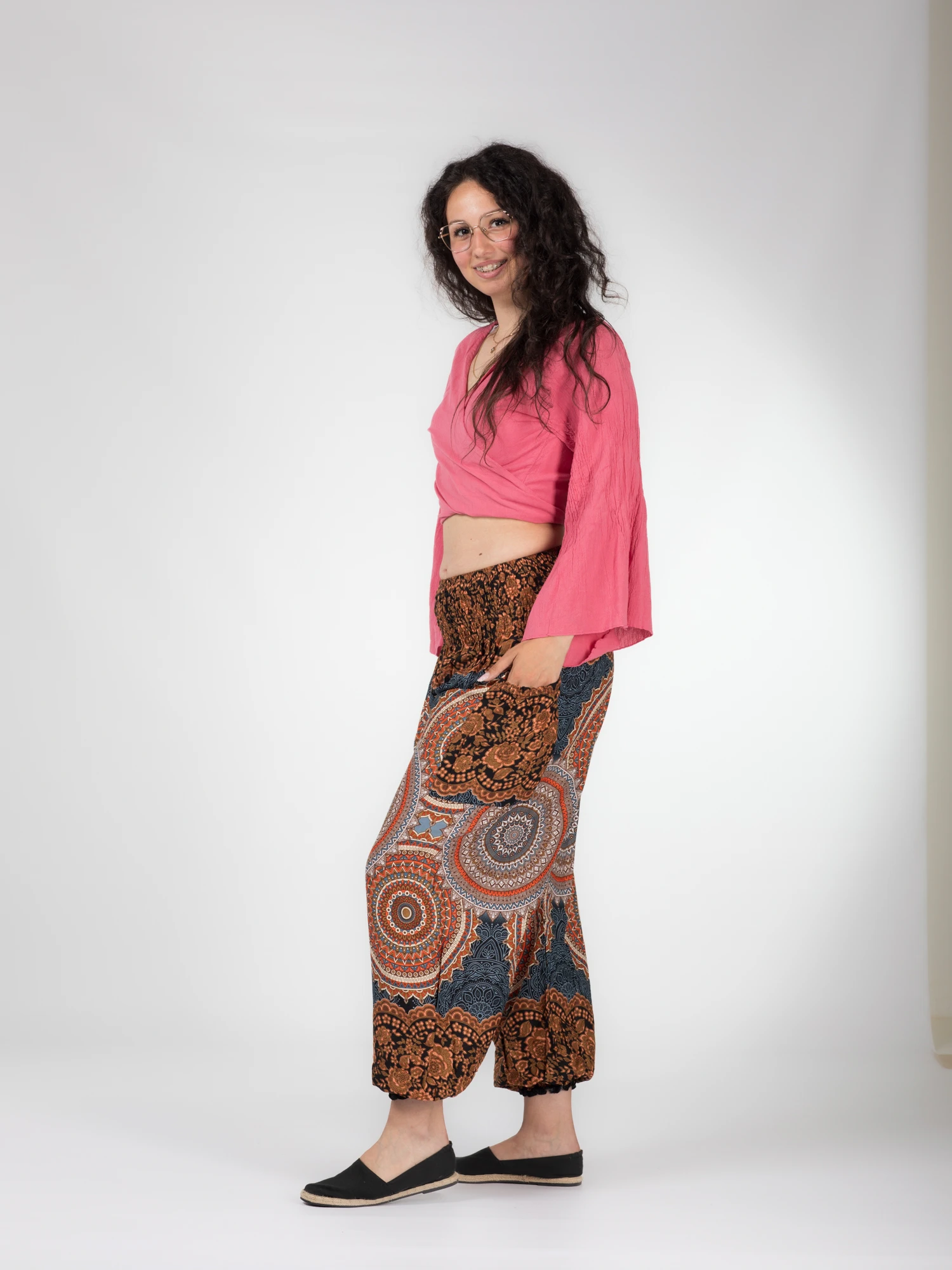 Pantaloni Jasmine cu print mandala și motive florale [3]