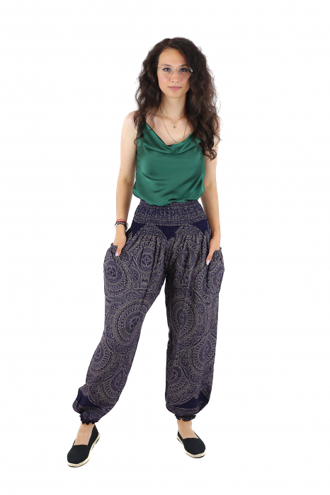 Pantaloni Jasmine din material fluid cu print Mandala all over - Verde [2]