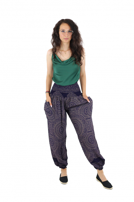 Pantaloni Jasmine din material fluid cu print Mandala all over - Verde [4]