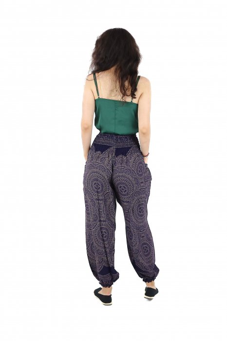 Pantaloni Jasmine din material fluid cu print Mandala all over - Verde [5]