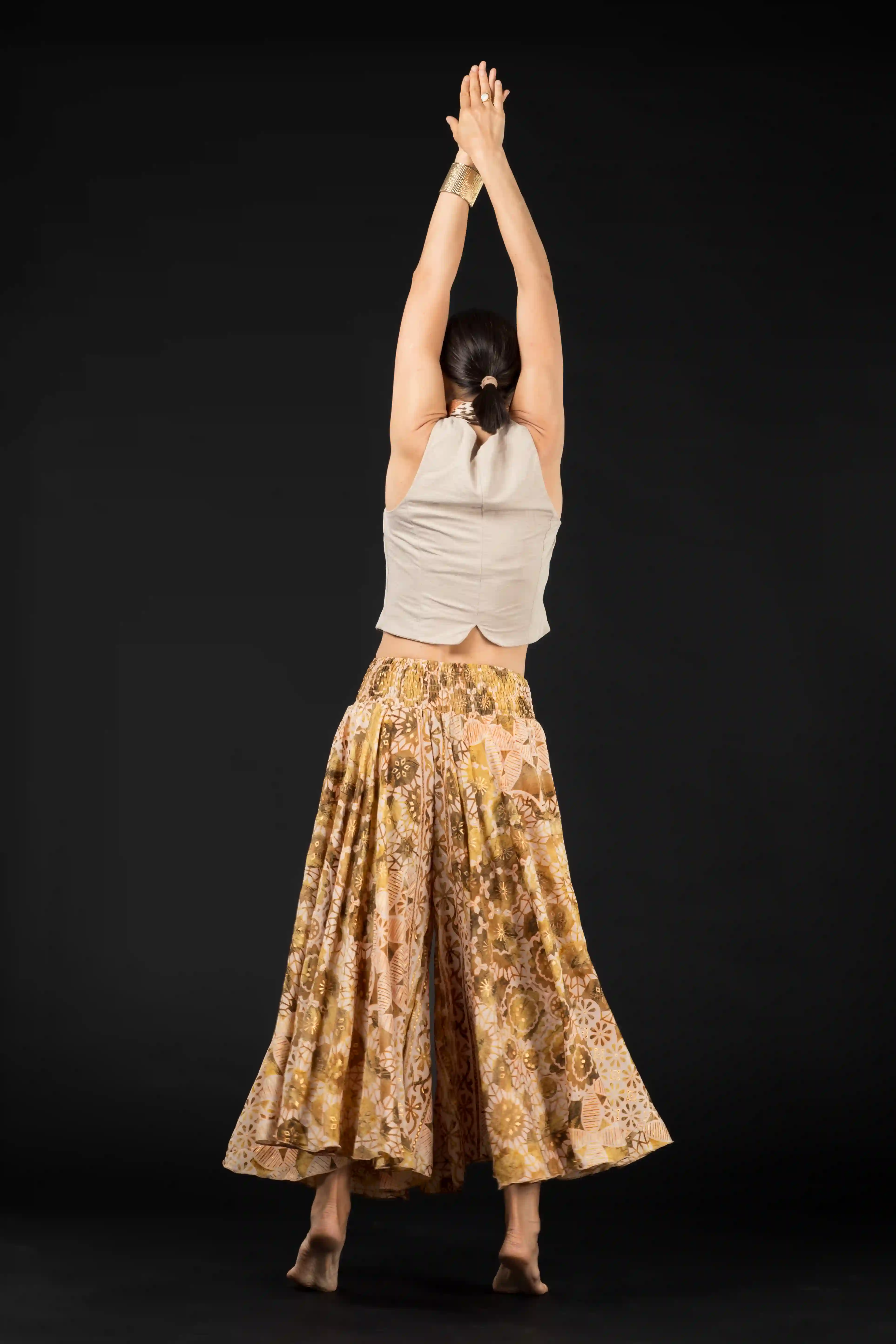 Pantaloni largi din material fluid cu print si fir auriu - Model 19 [8]