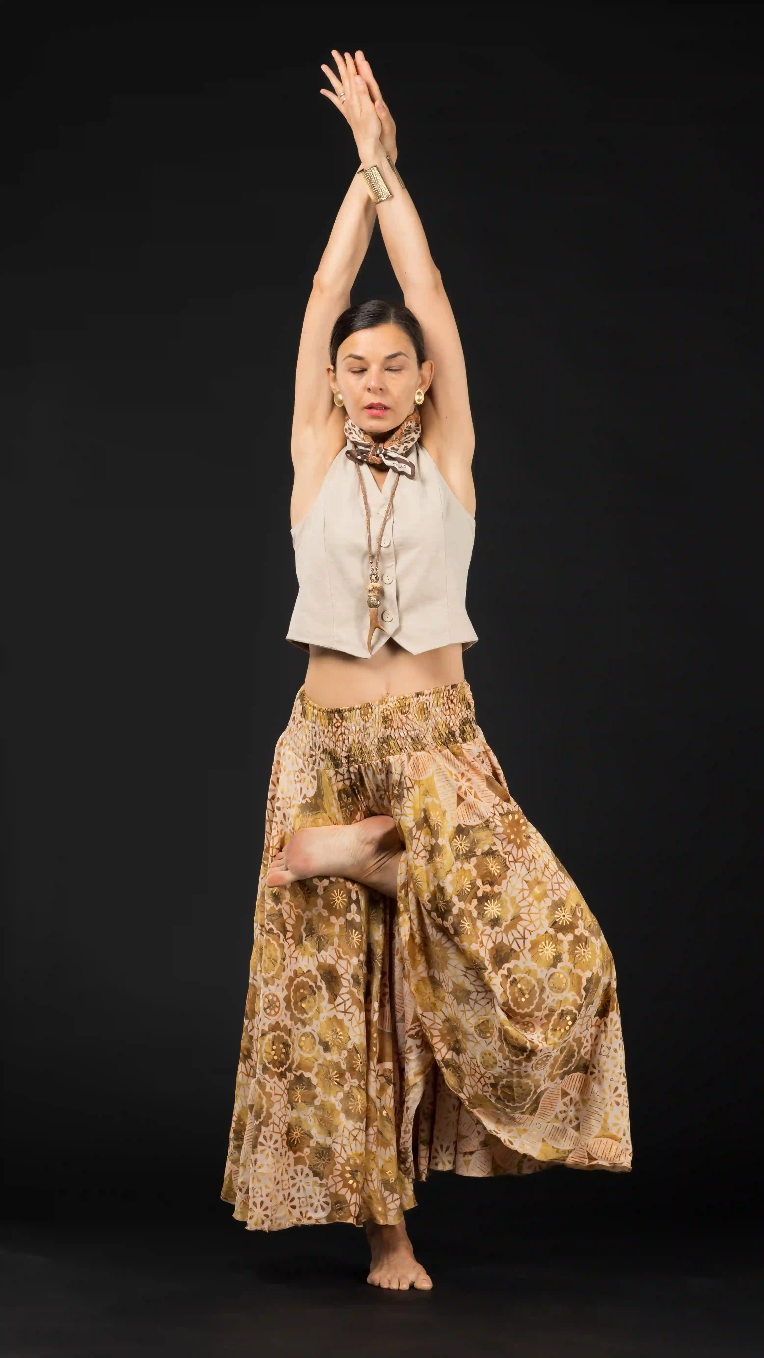 Pantaloni largi din material fluid cu print si fir auriu - Model 19 [7]
