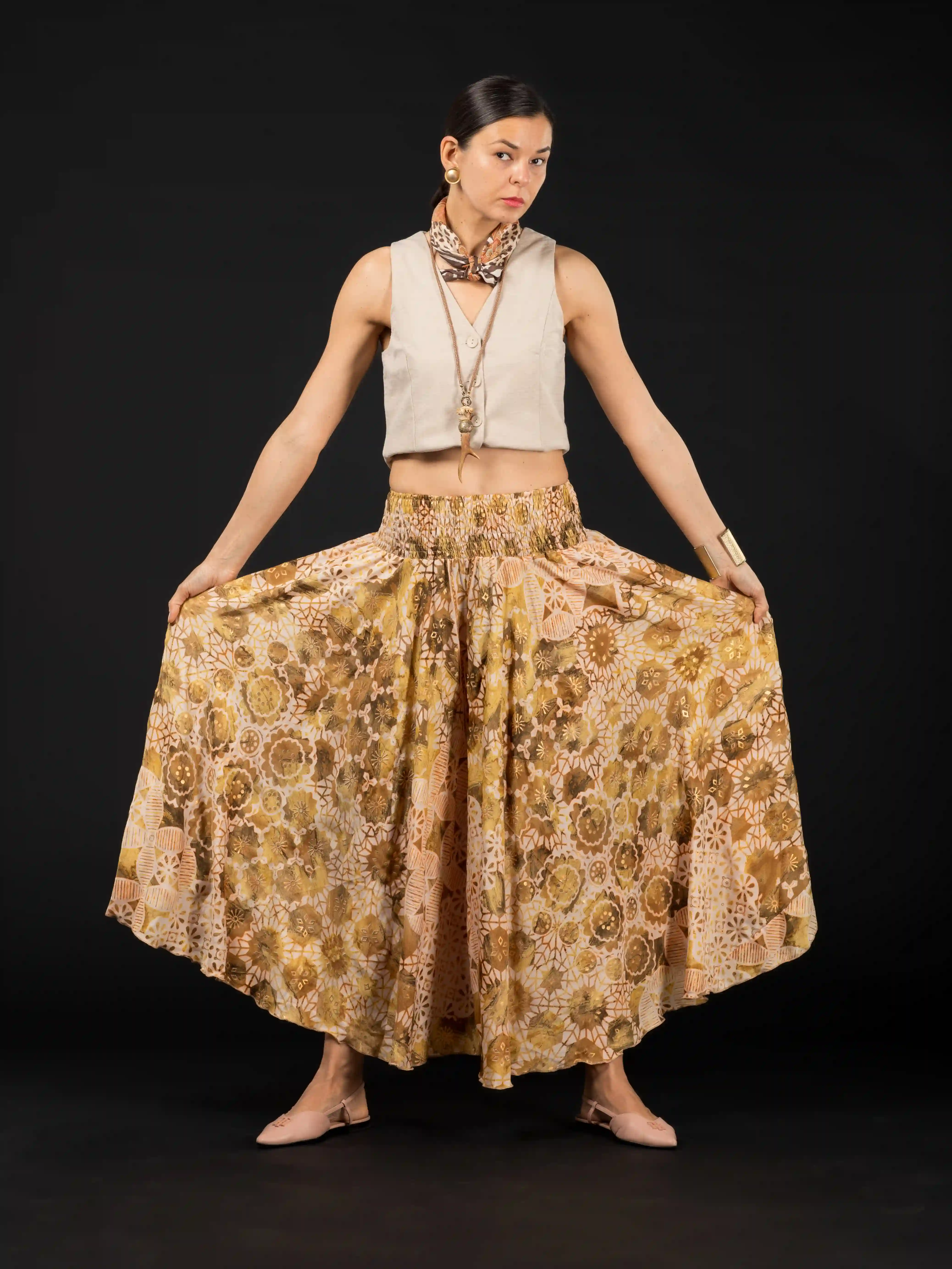 Pantaloni largi din material fluid cu print si fir auriu - Model 19 [3]