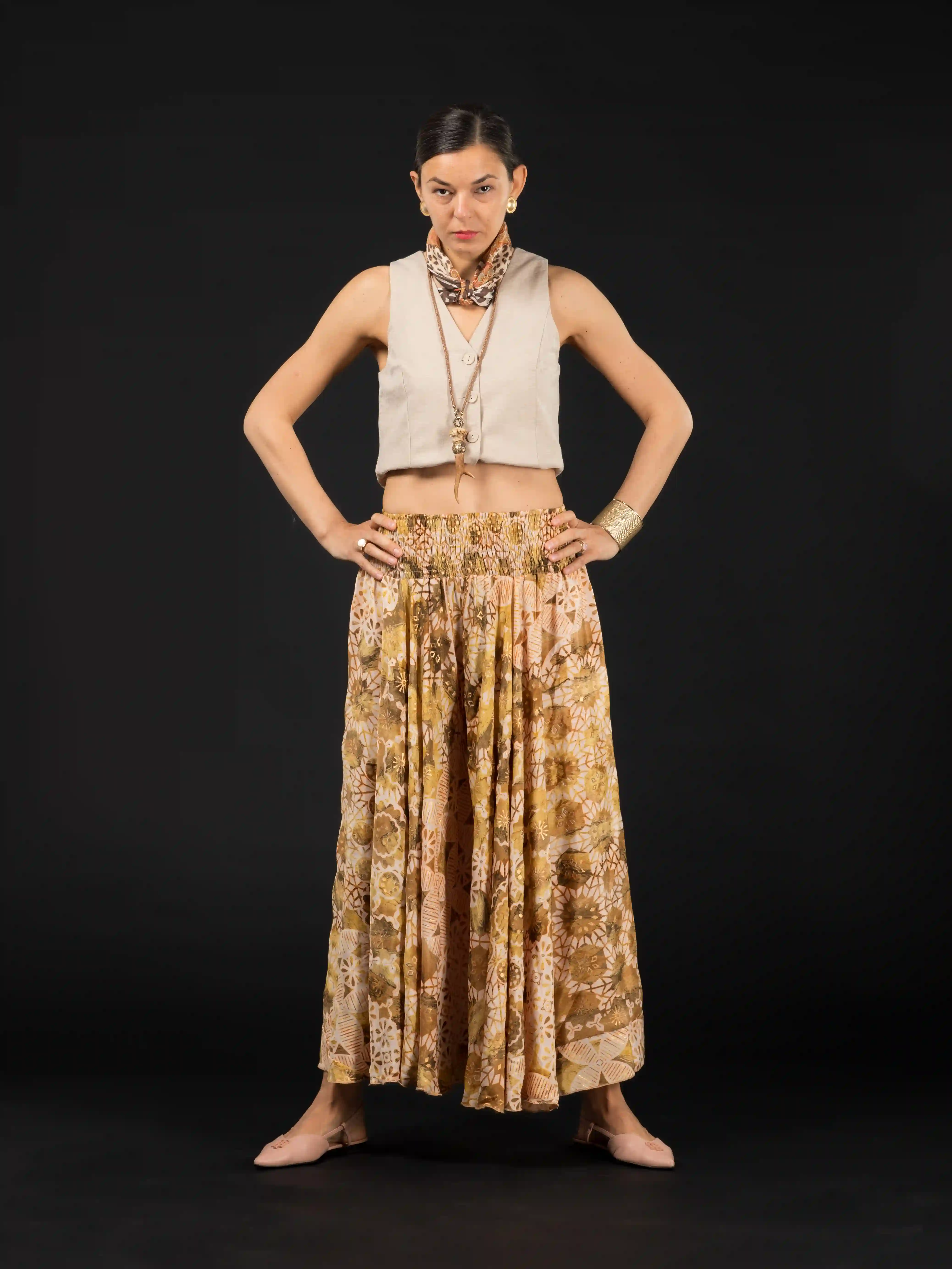 Pantaloni largi din material fluid cu print si fir auriu - Model 19 [2]