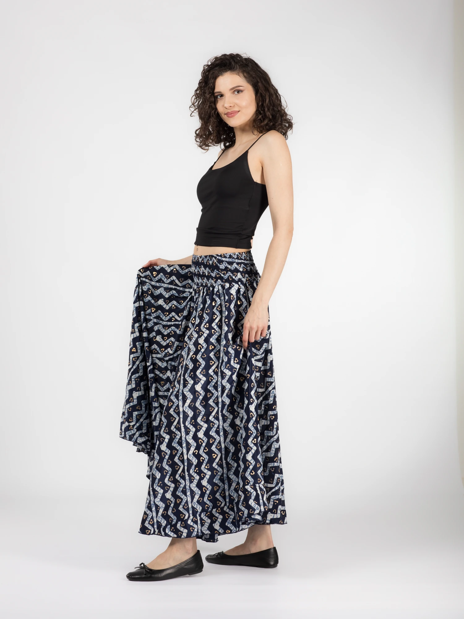 Pantaloni largi din material fluid cu print si fir auriu - Model 20 [3]