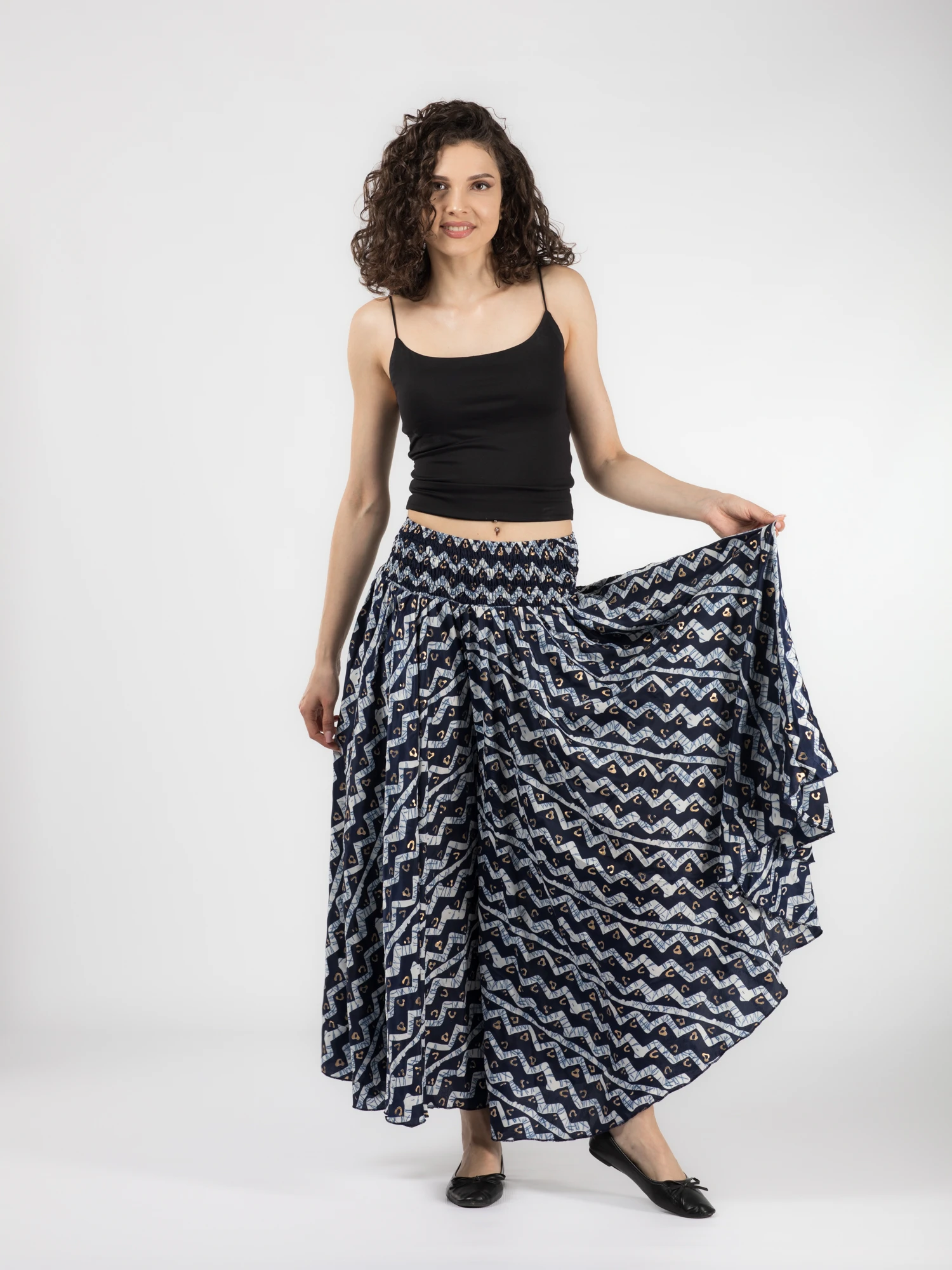 Pantaloni largi din material fluid cu print si fir auriu - Model 20 [7]