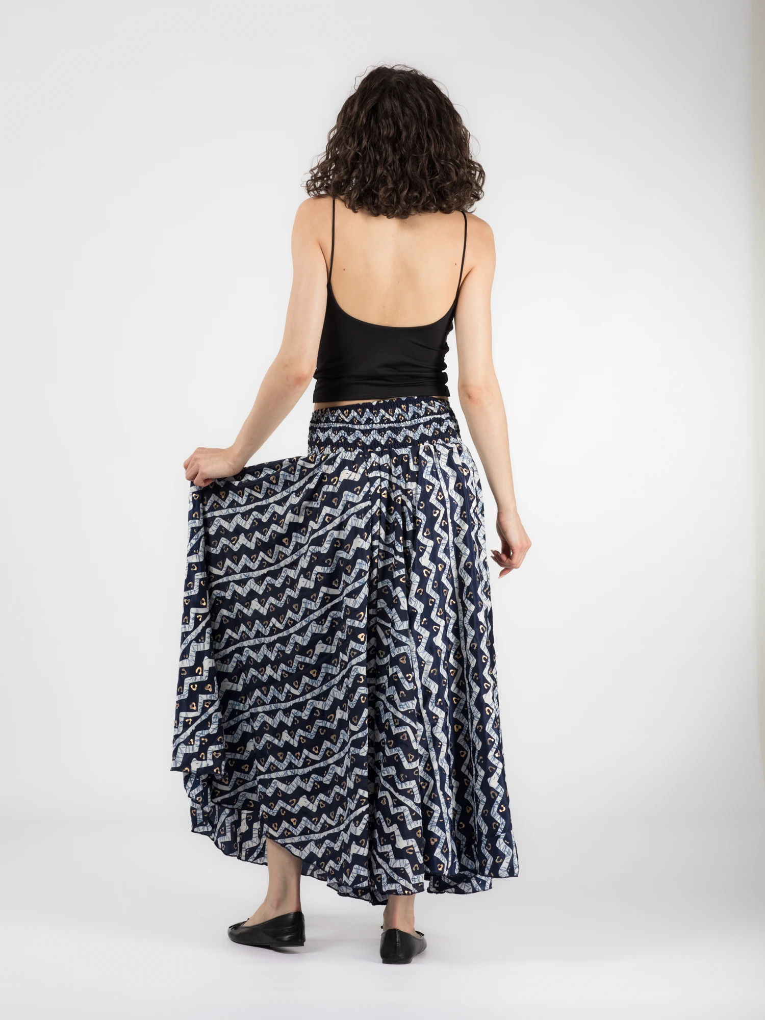 Pantaloni largi din material fluid cu print si fir auriu - Model 20 [4]