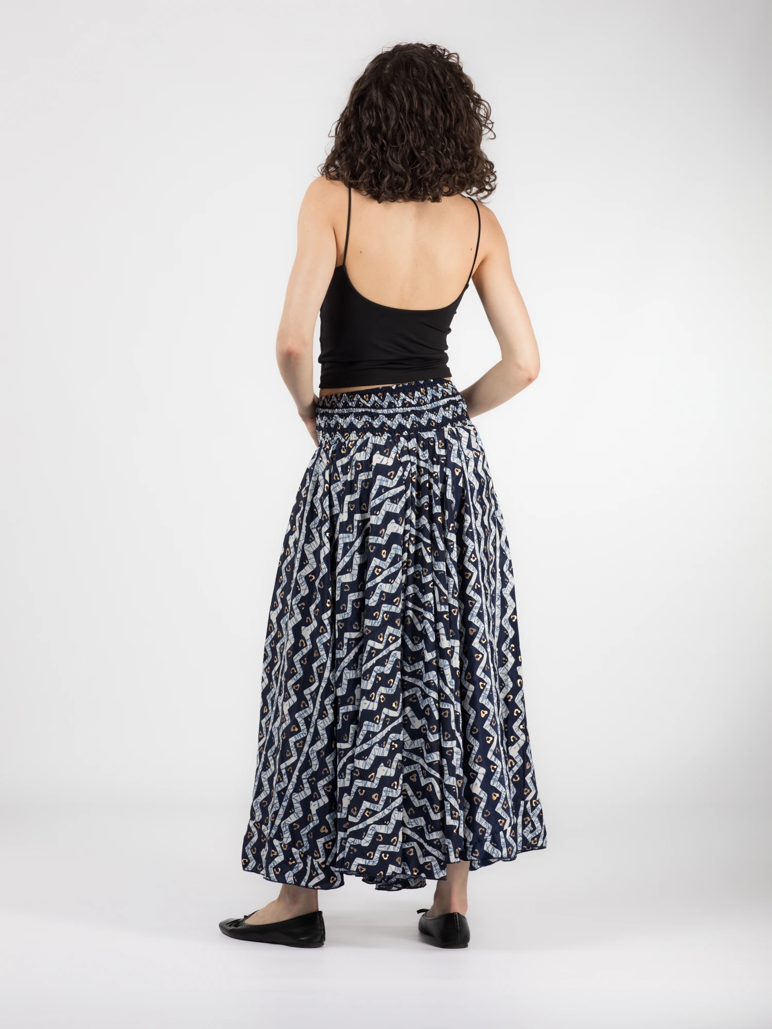 Pantaloni largi din material fluid cu print si fir auriu - Model 20 [6]
