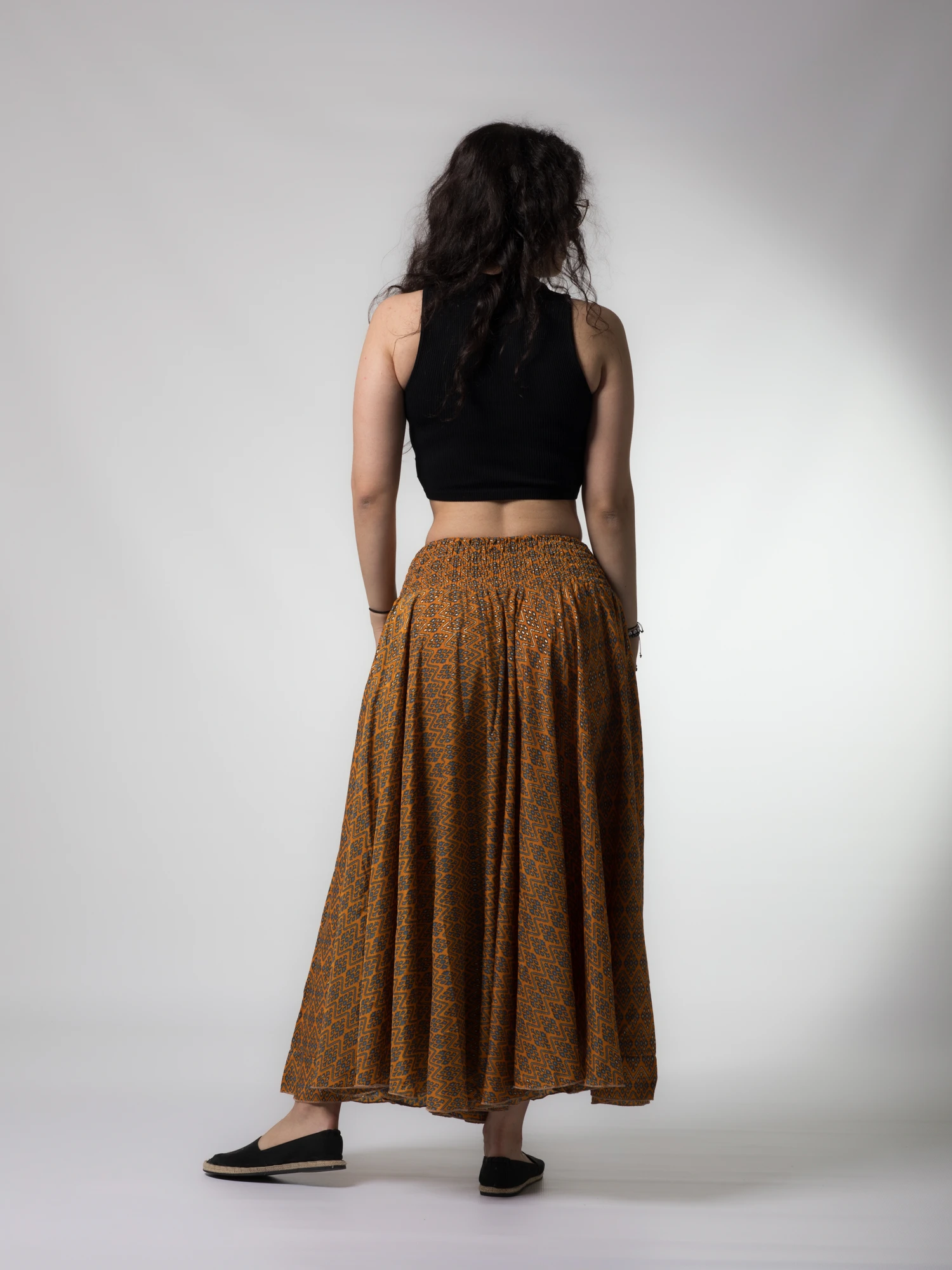 Pantaloni largi din material fluid cu print si fir auriu - Model 23 [6]