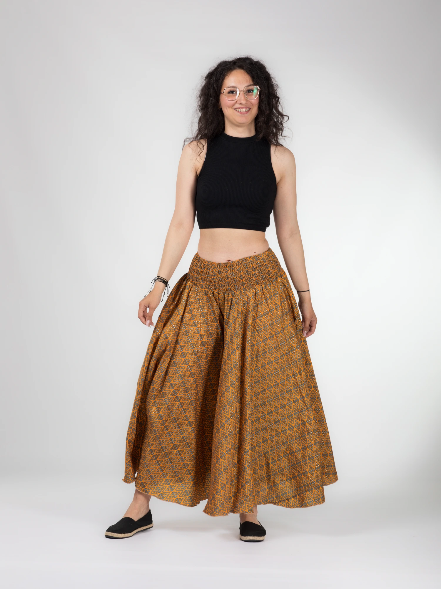 Pantaloni largi din material fluid cu print si fir auriu - Model 23 [3]
