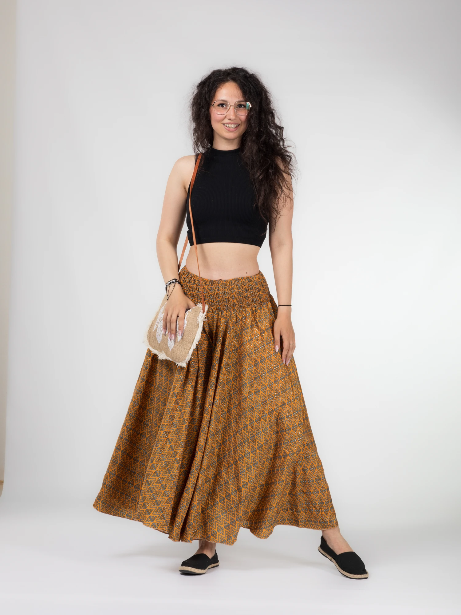 Pantaloni largi din material fluid cu print si fir auriu - Model 23 [7]