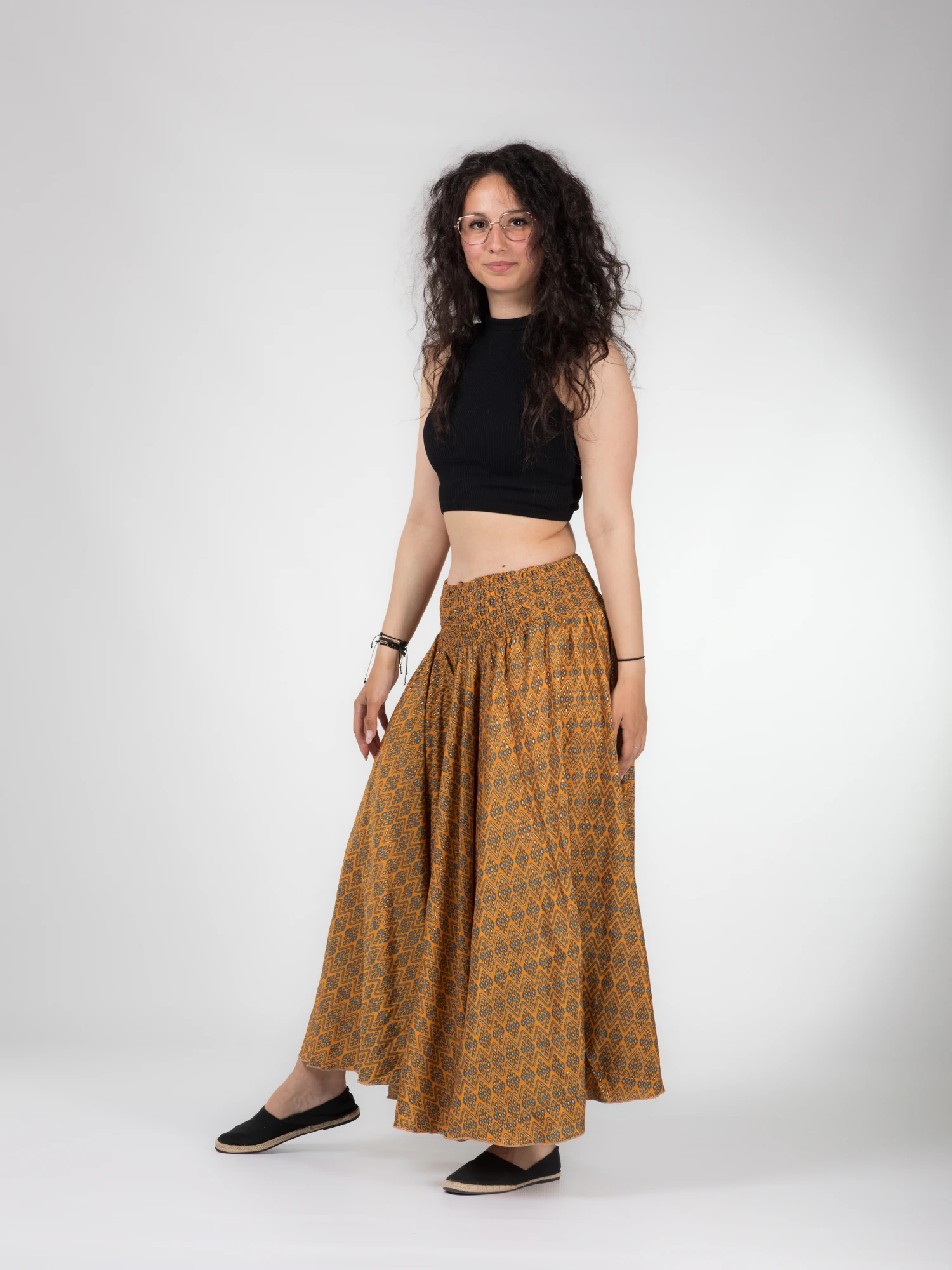 Pantaloni largi din material fluid cu print si fir auriu - Model 23 [5]