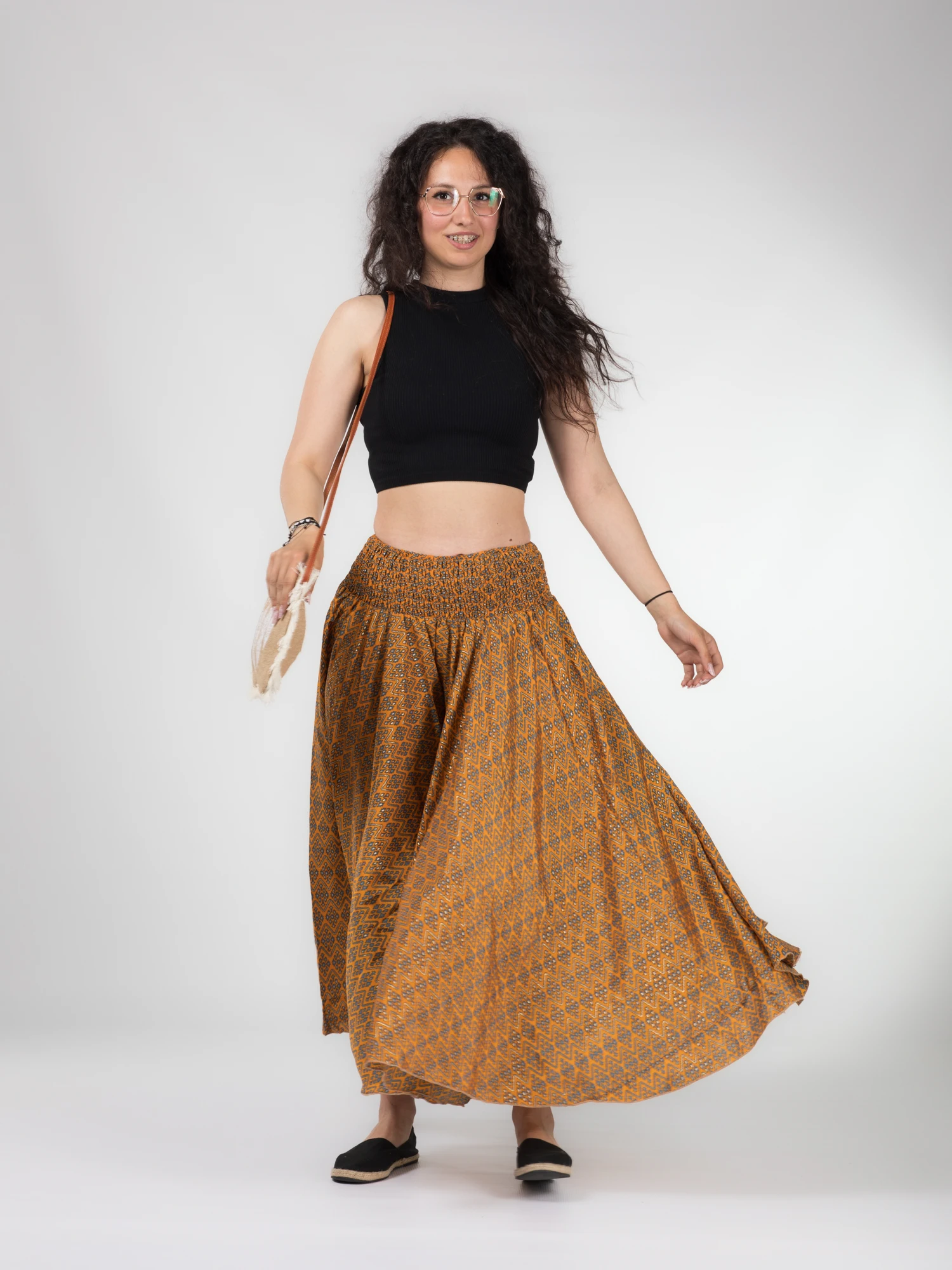 Pantaloni largi din material fluid cu print si fir auriu - Model 23 [2]