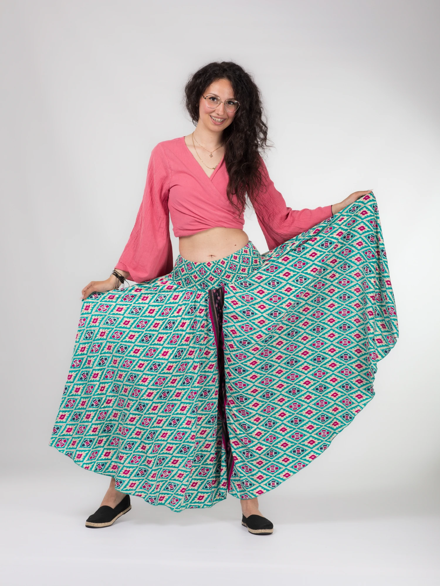 Pantaloni largi din material fluid cu print și fir auriu - Model 24 [3]