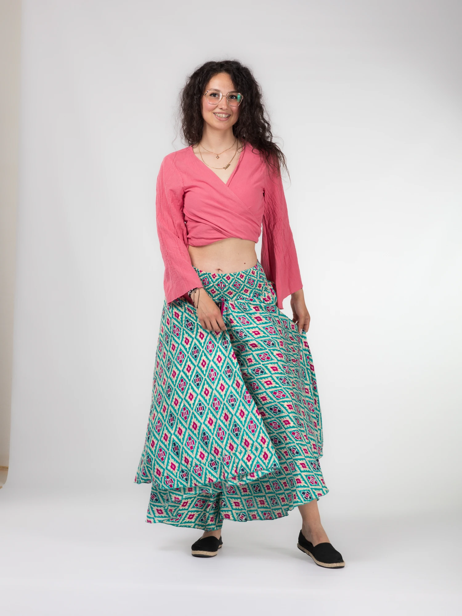 Pantaloni largi din material fluid cu print și fir auriu - Model 24 [7]