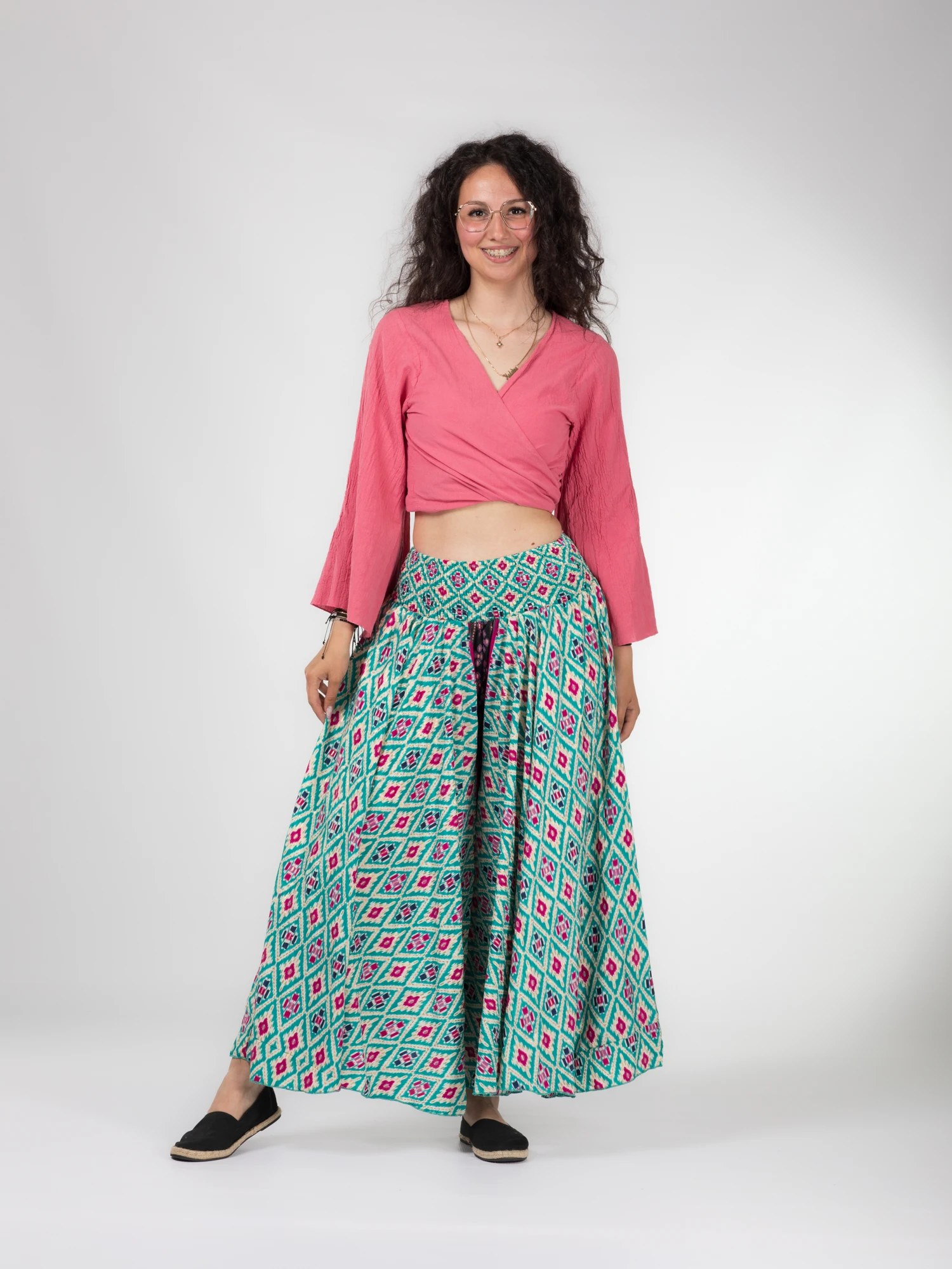 Pantaloni largi din material fluid cu print și fir auriu - Model 24 [2]