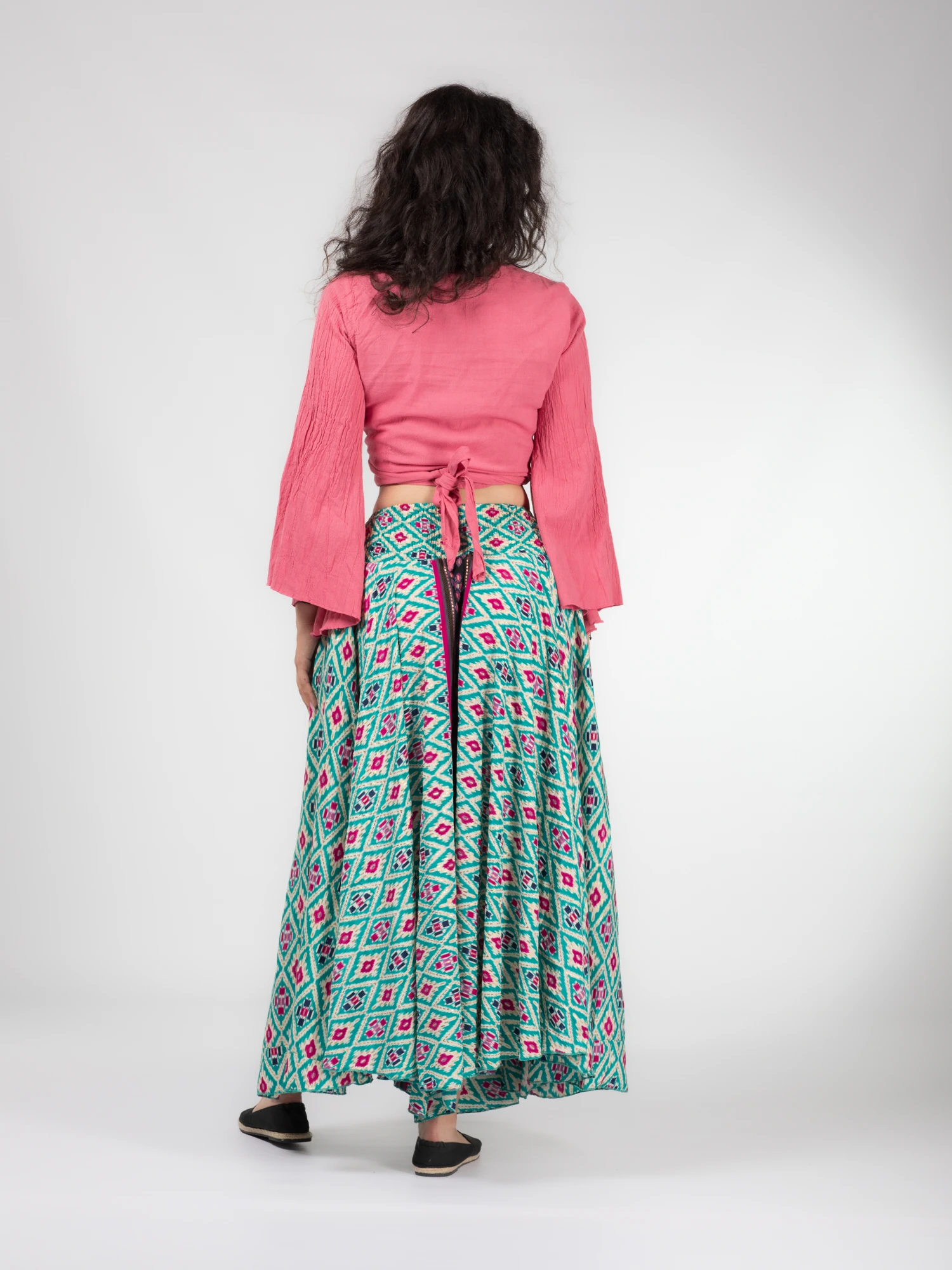 Pantaloni largi din material fluid cu print și fir auriu - Model 24 [6]