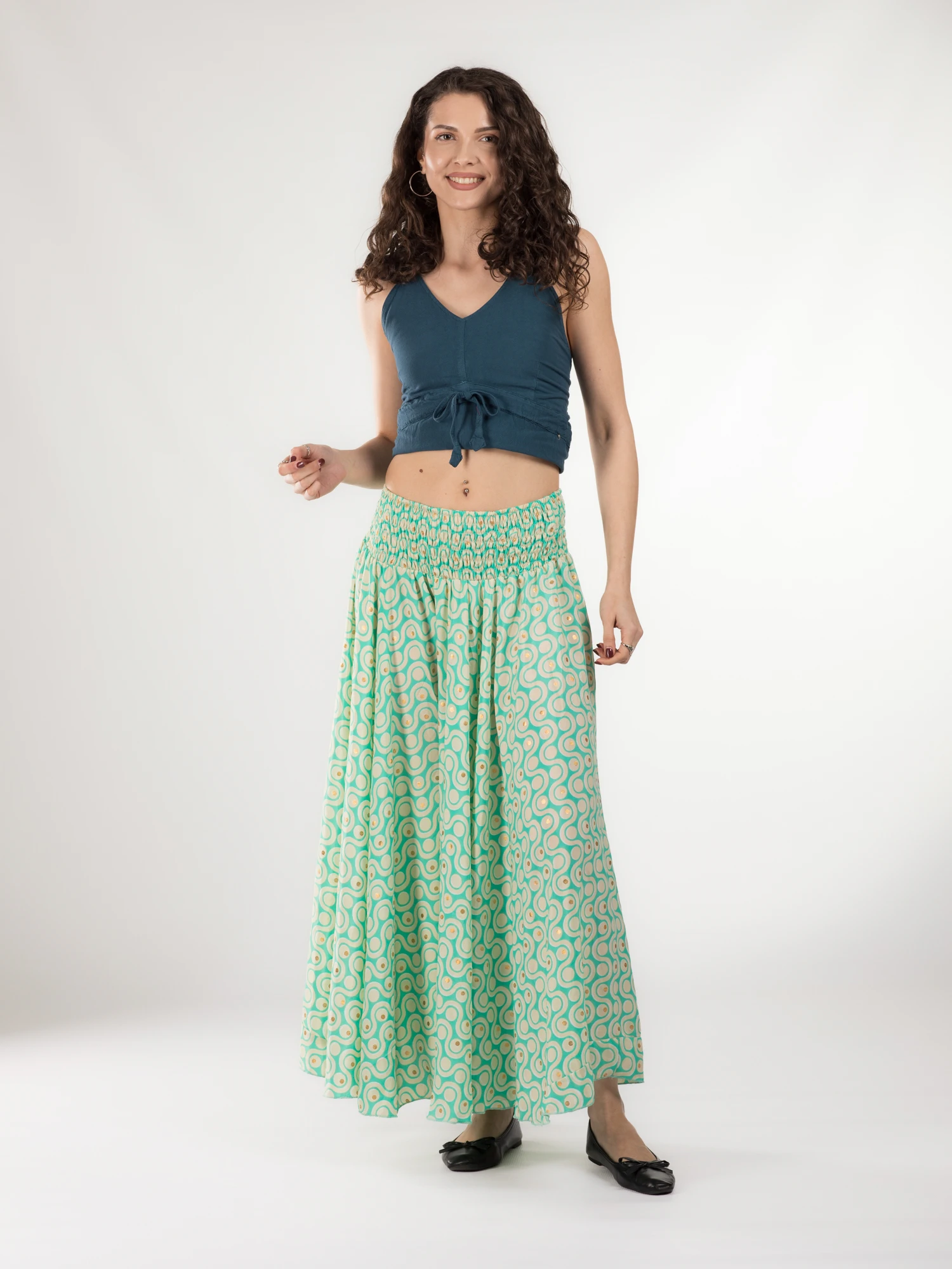 Pantaloni largi din material fluid cu print și fir auriu - Model 30 [2]