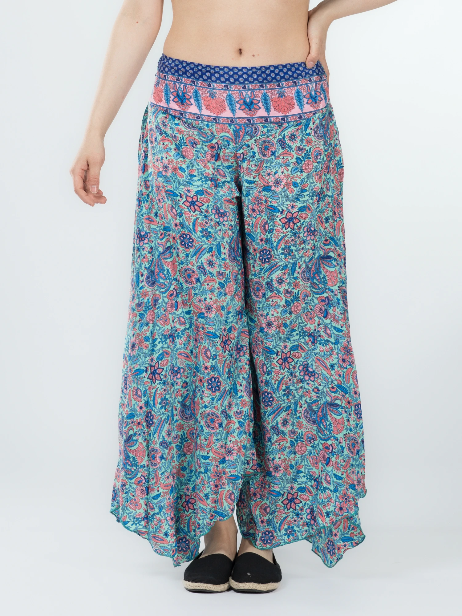 Pantaloni Petal Tips din material fluid - Model 64 [1]