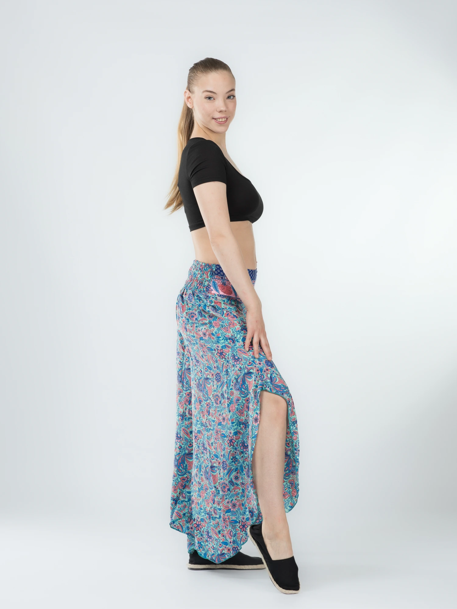 Pantaloni Petal Tips din material fluid - Model 64 [5]