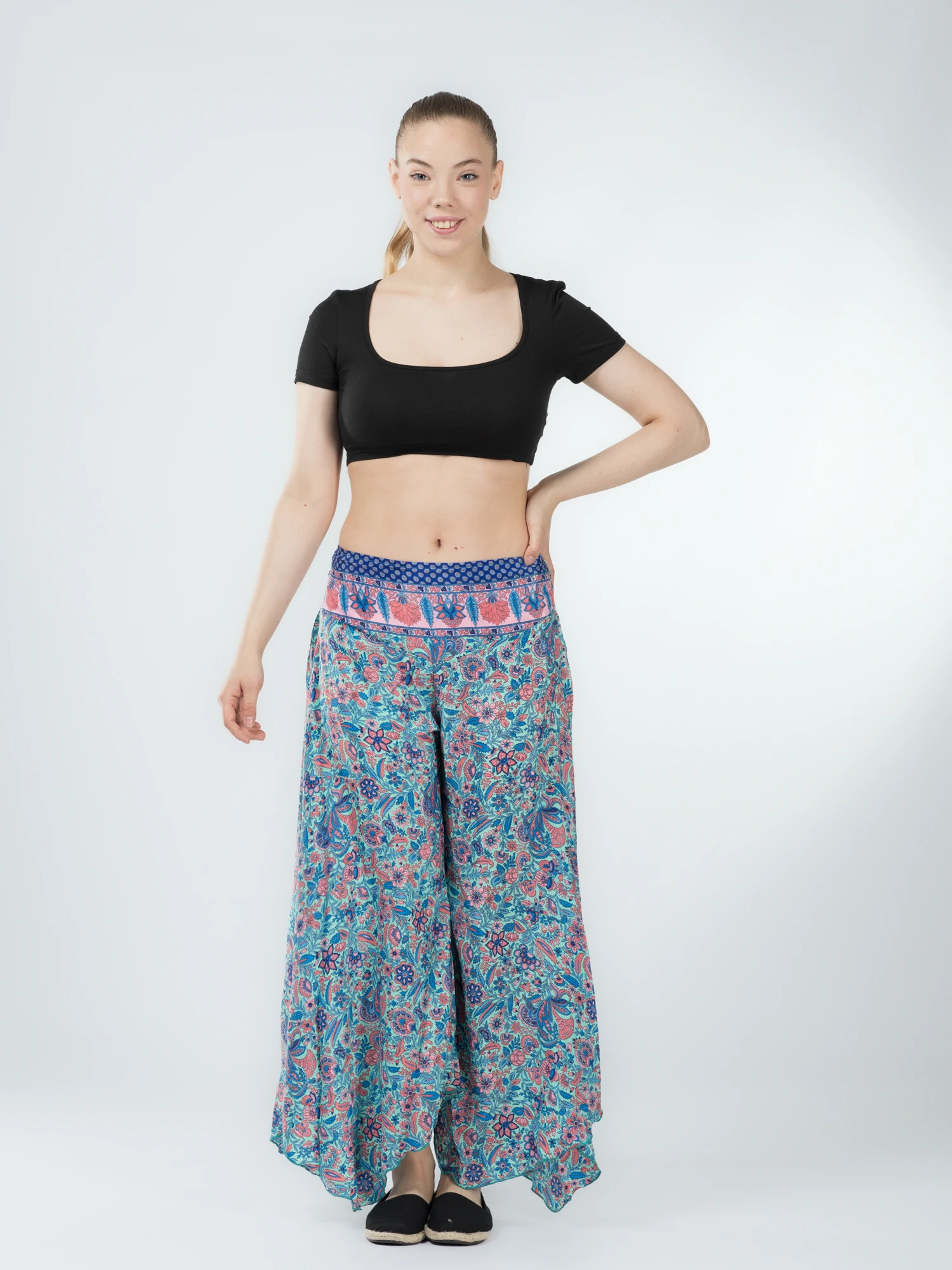 Pantaloni Petal Tips din material fluid - Model 64 [2]