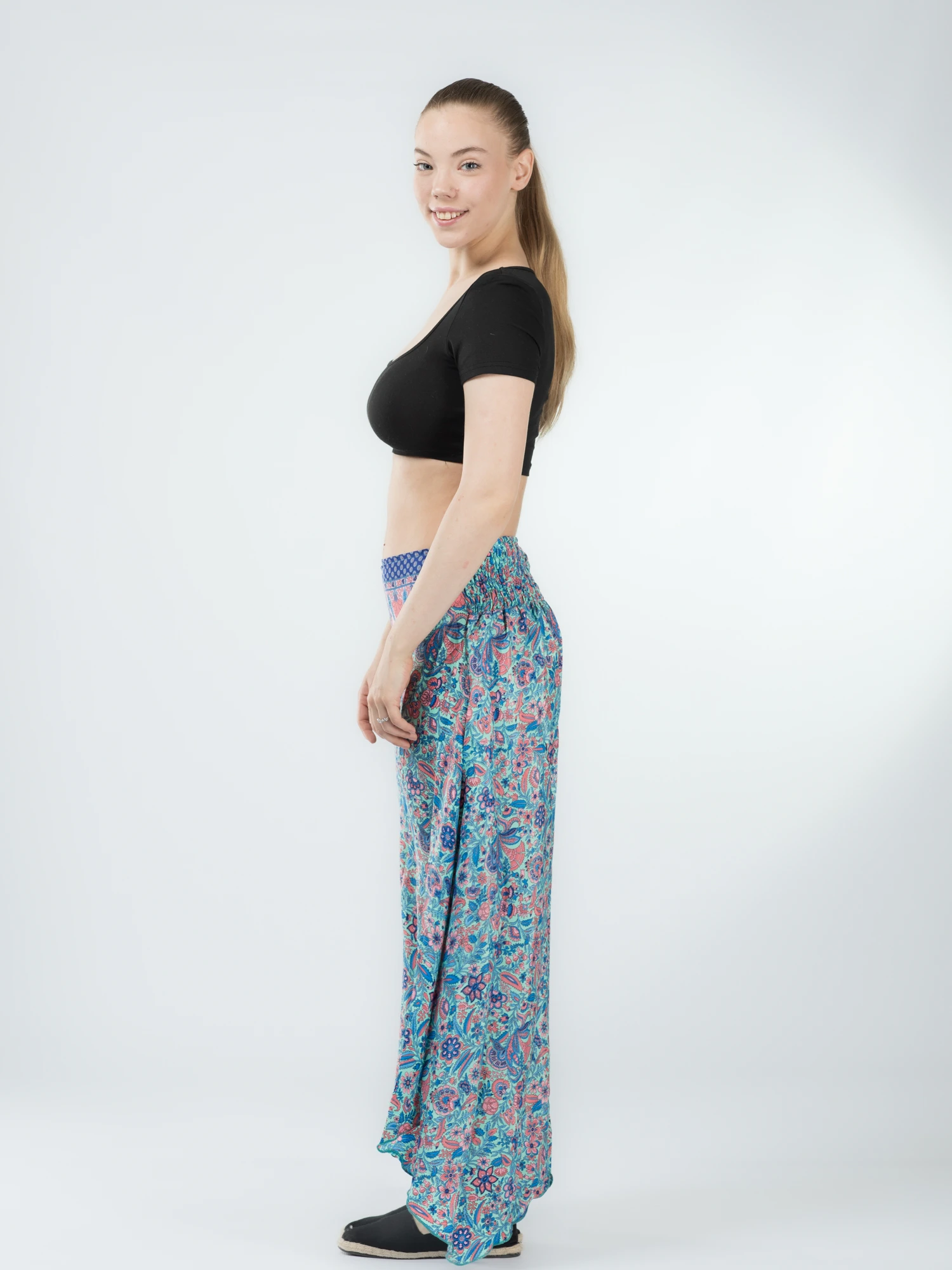 Pantaloni Petal Tips din material fluid - Model 64 [3]
