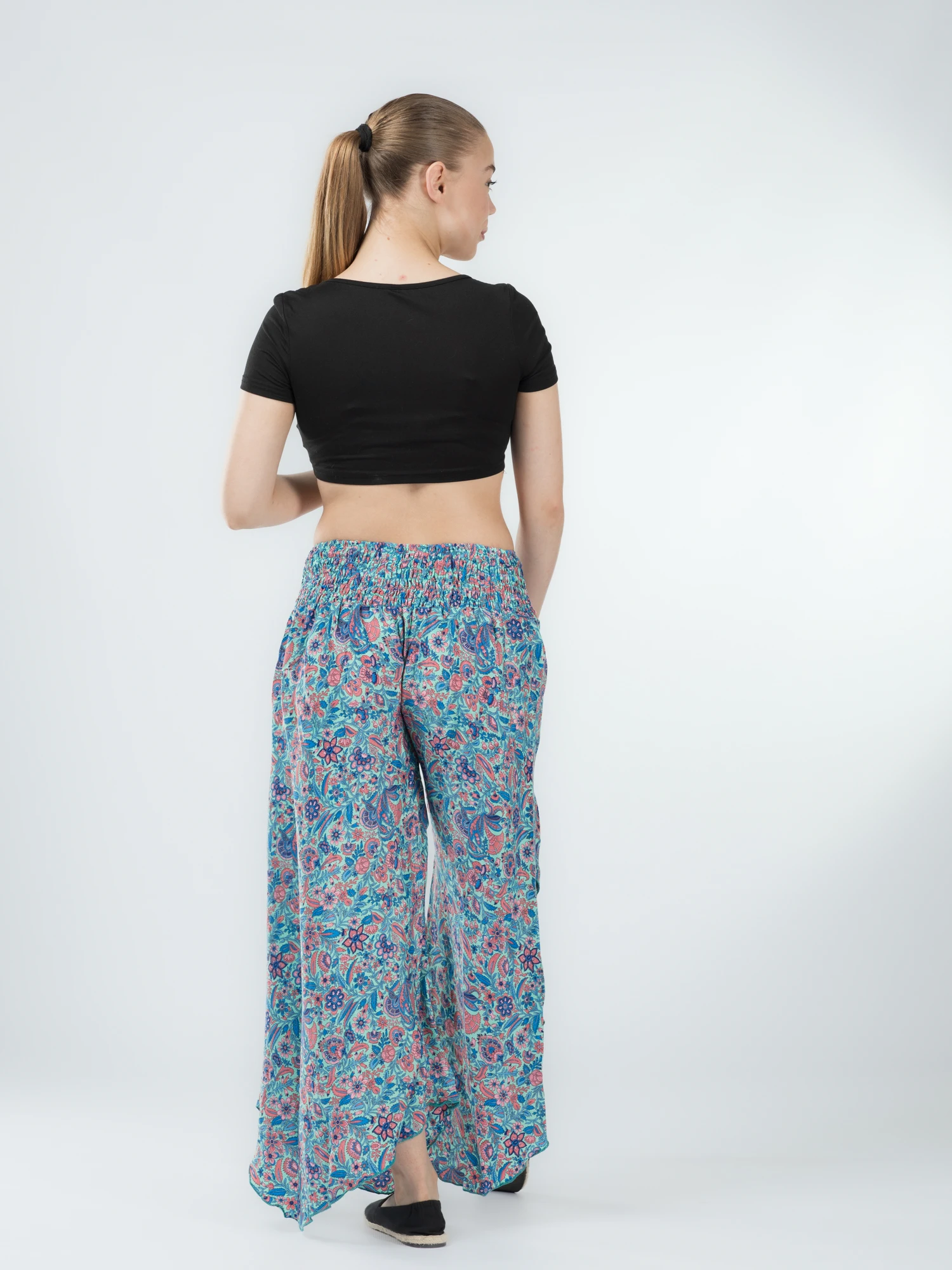 Pantaloni Petal Tips din material fluid - Model 64 [4]
