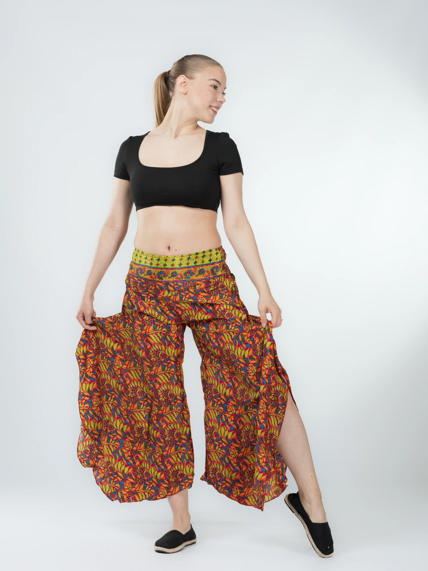 Pantaloni Petal Tips din material fluid - Model 67 [6]