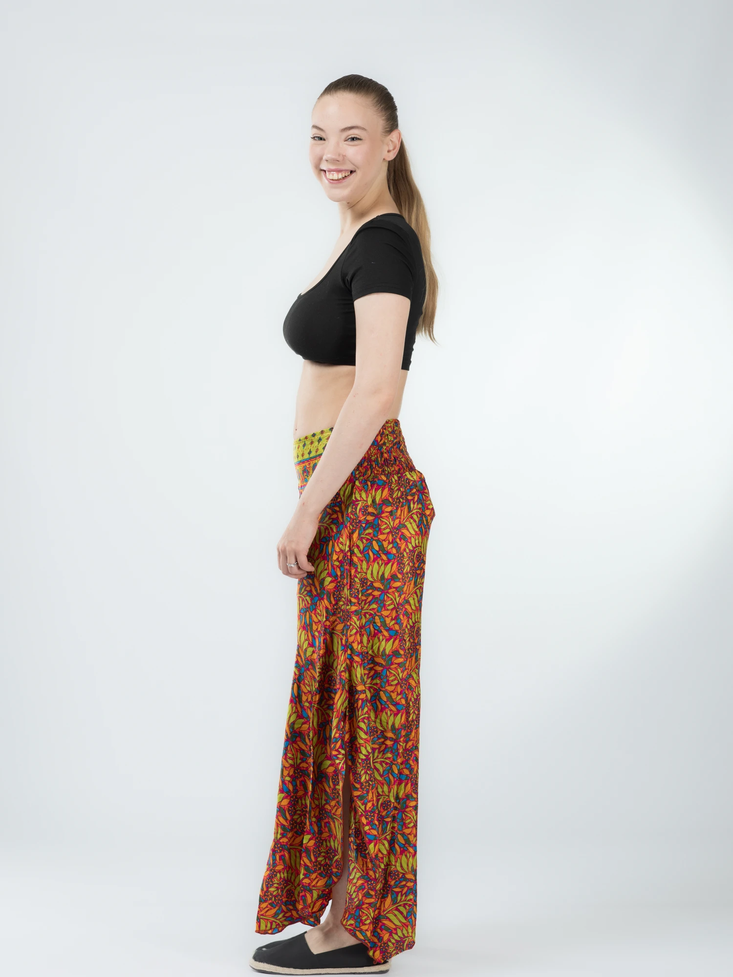 Pantaloni Petal Tips din material fluid - Model 67 [3]