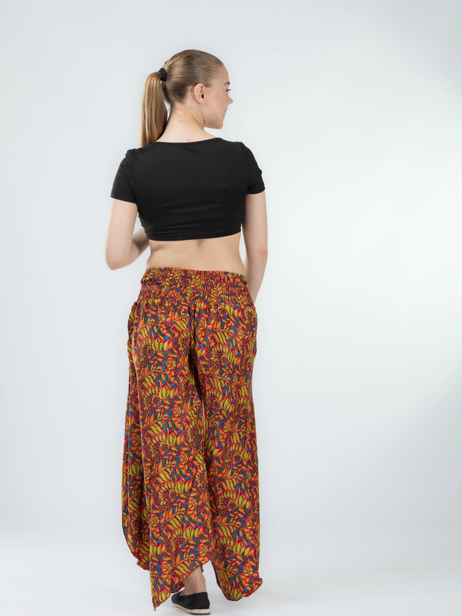 Pantaloni Petal Tips din material fluid - Model 67 [4]