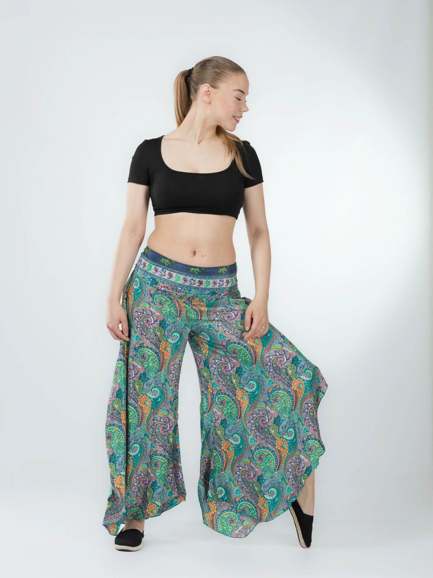 Pantaloni Petal Tips din material fluid - Model 69 [6]
