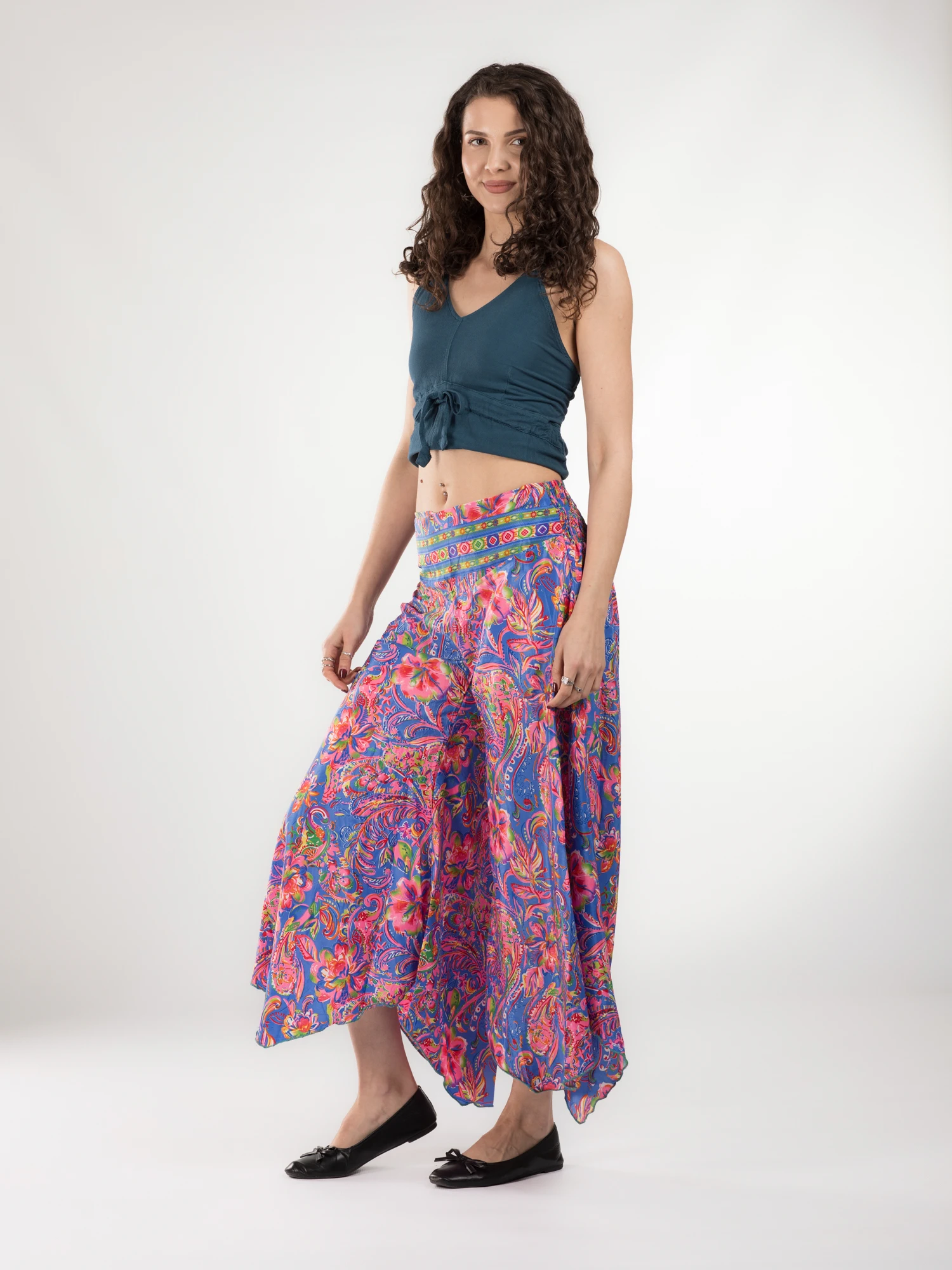 Pantaloni Petal Tips din material fluid - Model 72 [3]