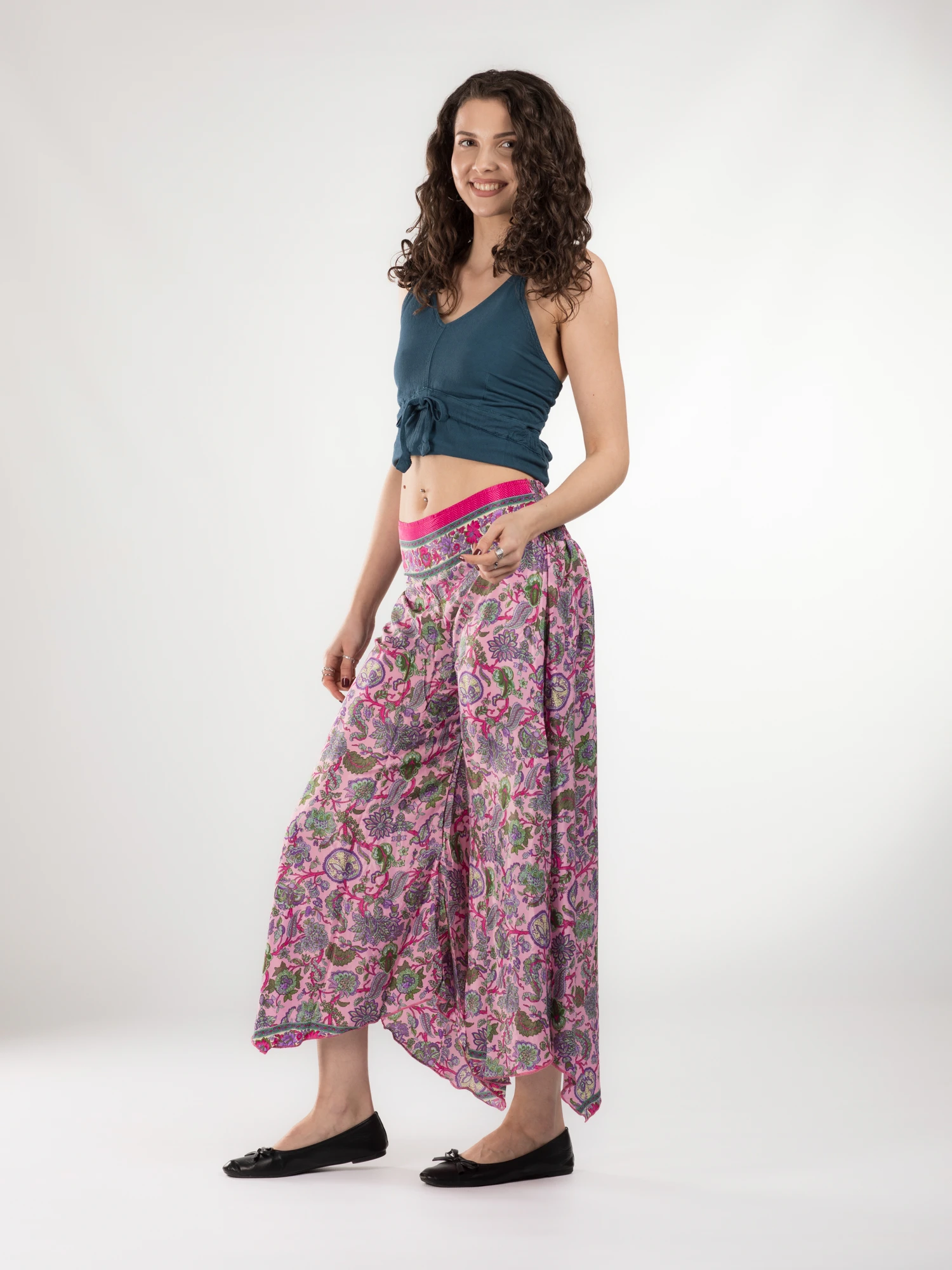 Pantaloni Petal Tips din material fluid - Model 73 [3]