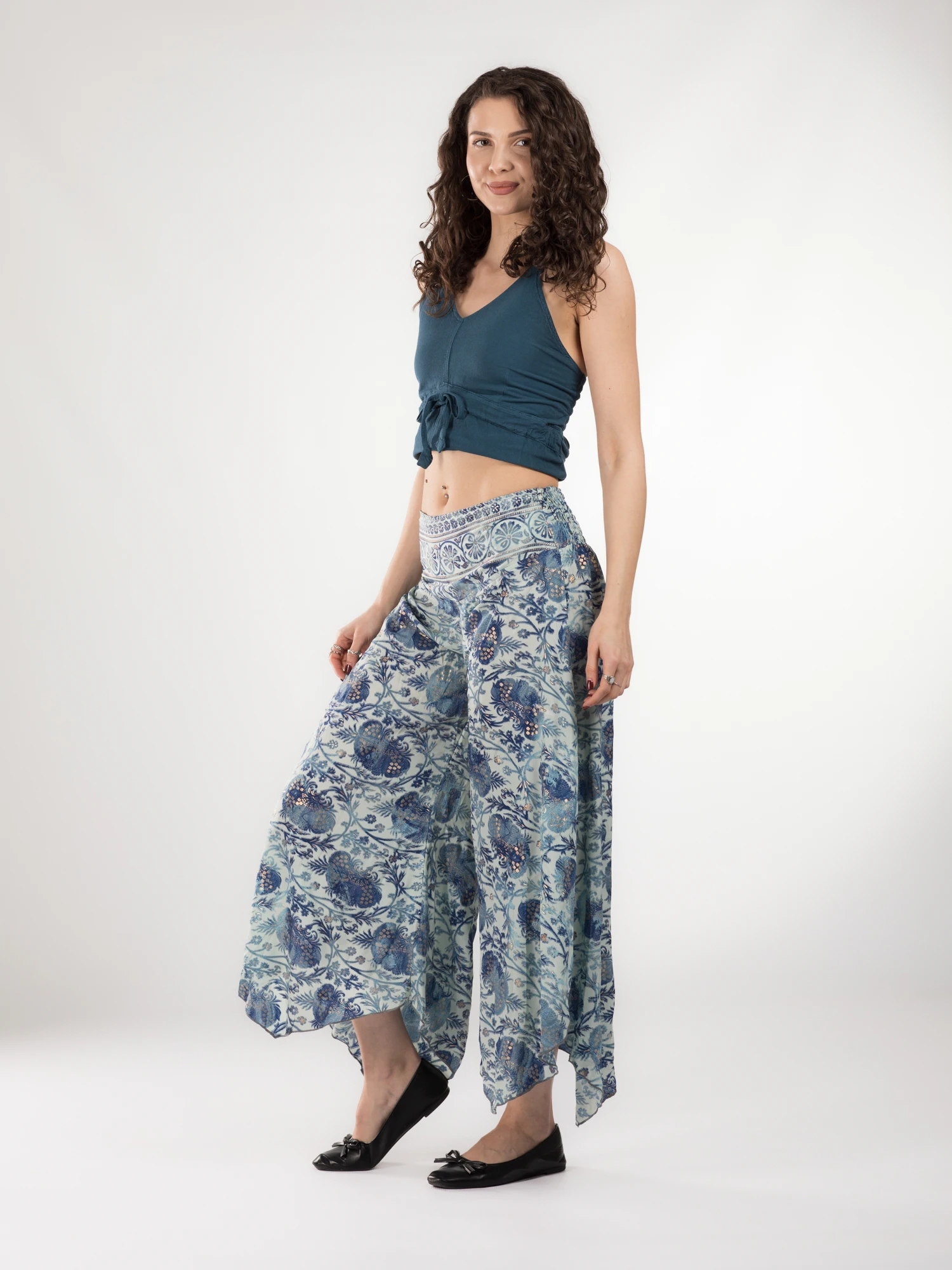 Pantaloni Petal Tips din material fluid - Model 74 [3]