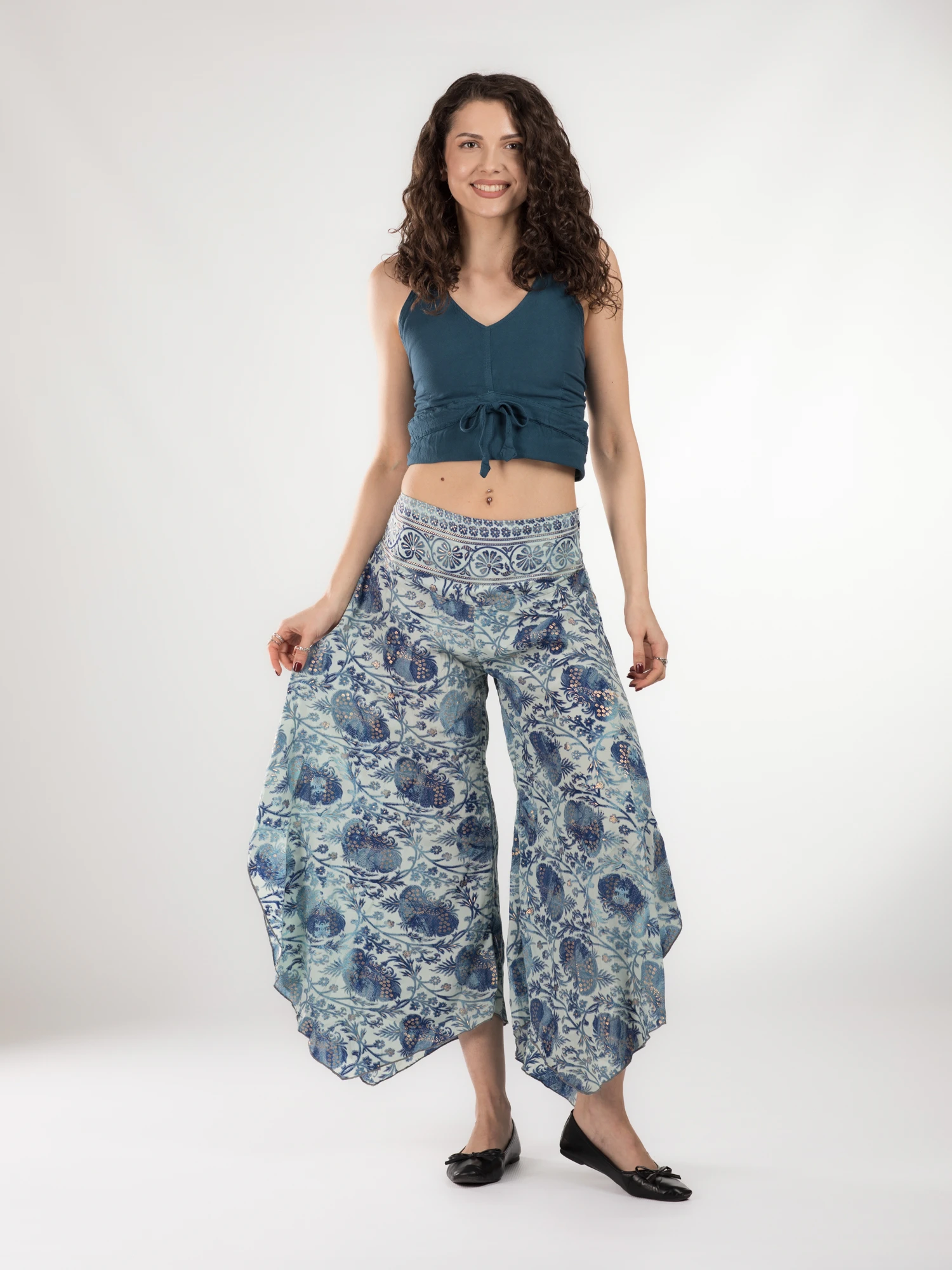 Pantaloni Petal Tips din material fluid - Model 74 [2]