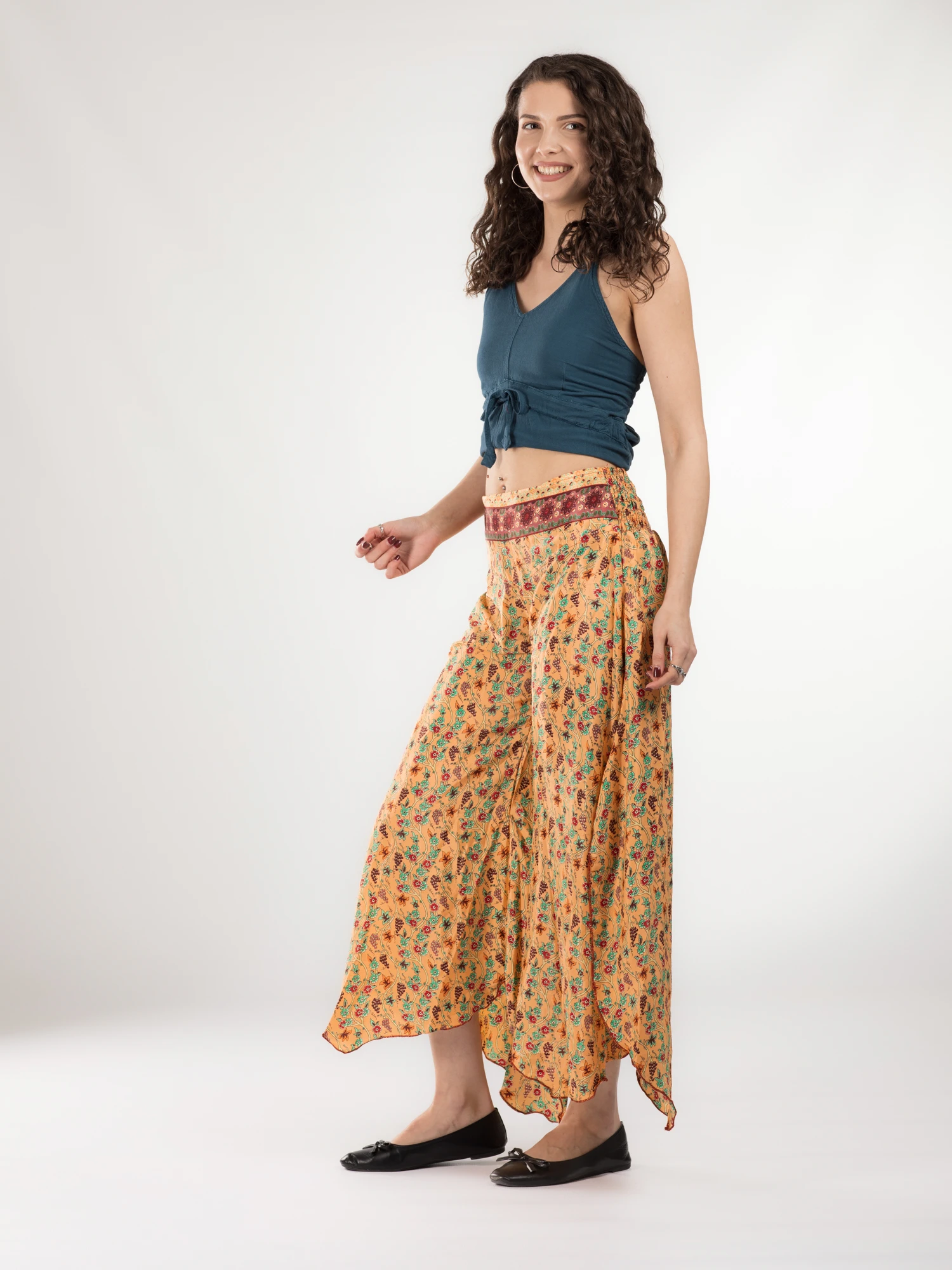 Pantaloni Petal Tips din material fluid - Model 76 [3]