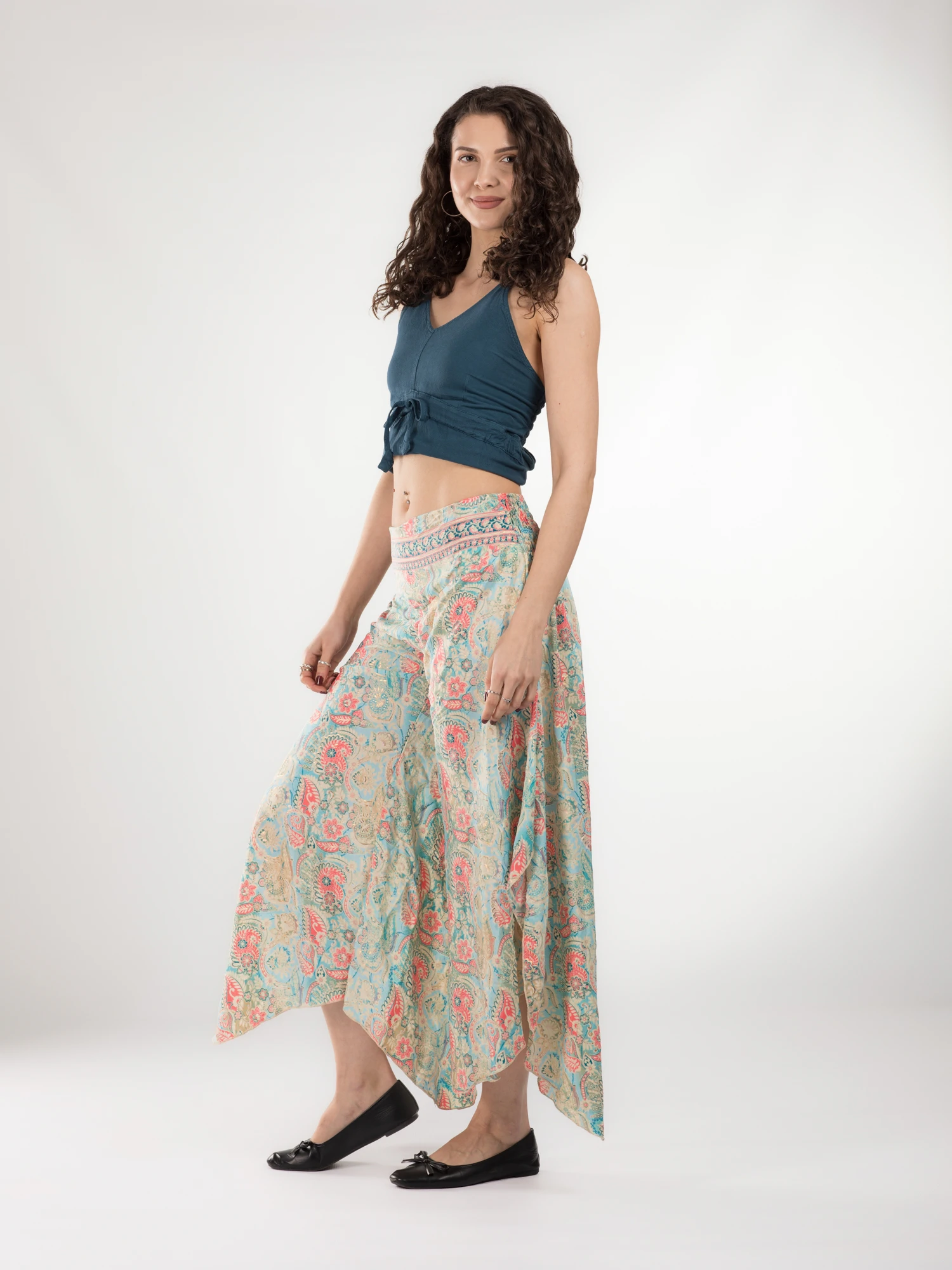 Pantaloni Petal Tips din material fluid - Model 87 [3]