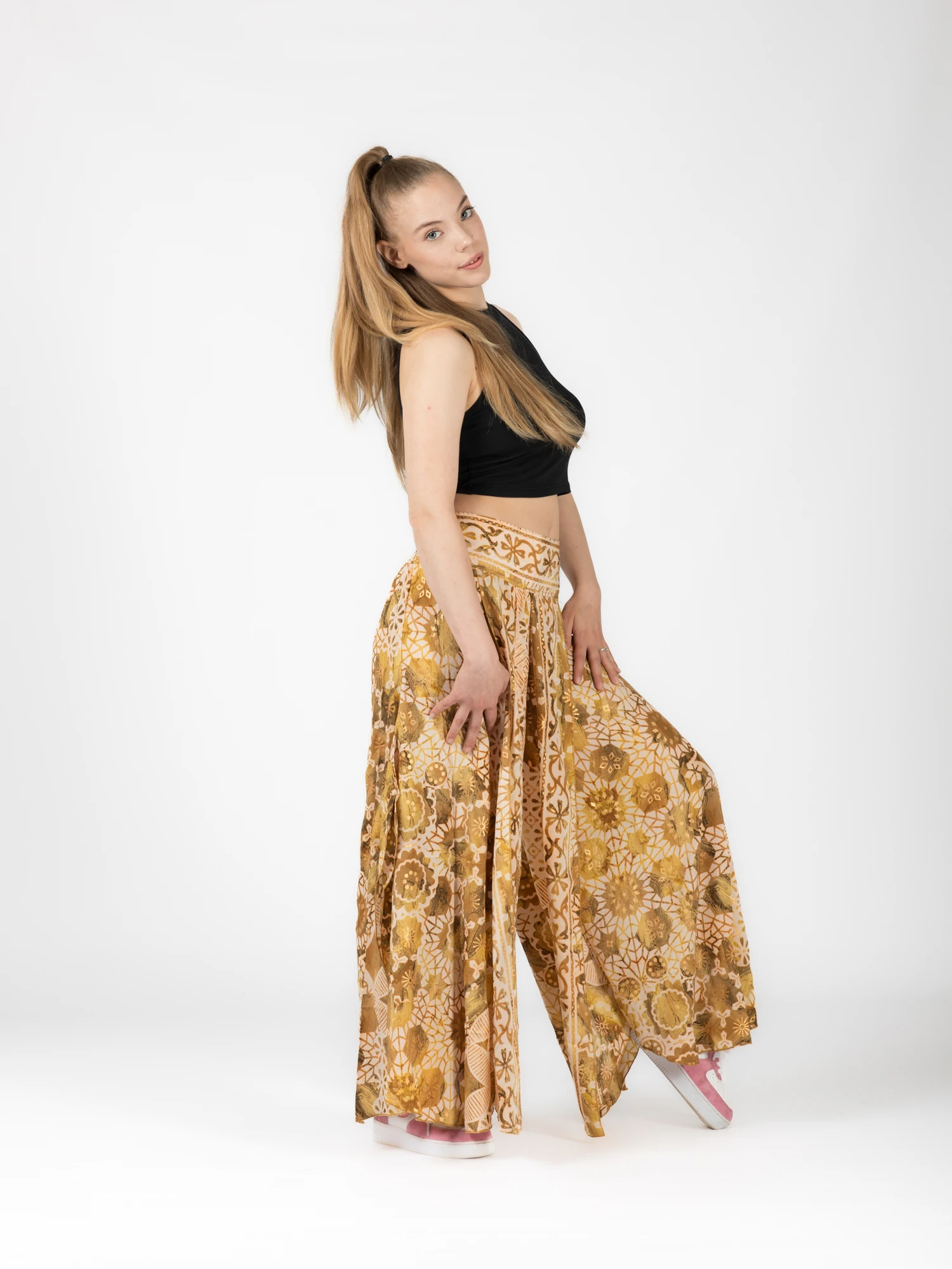 Pantaloni petrecuți din material fluid cu print și fir auriu - Model 23 [9]