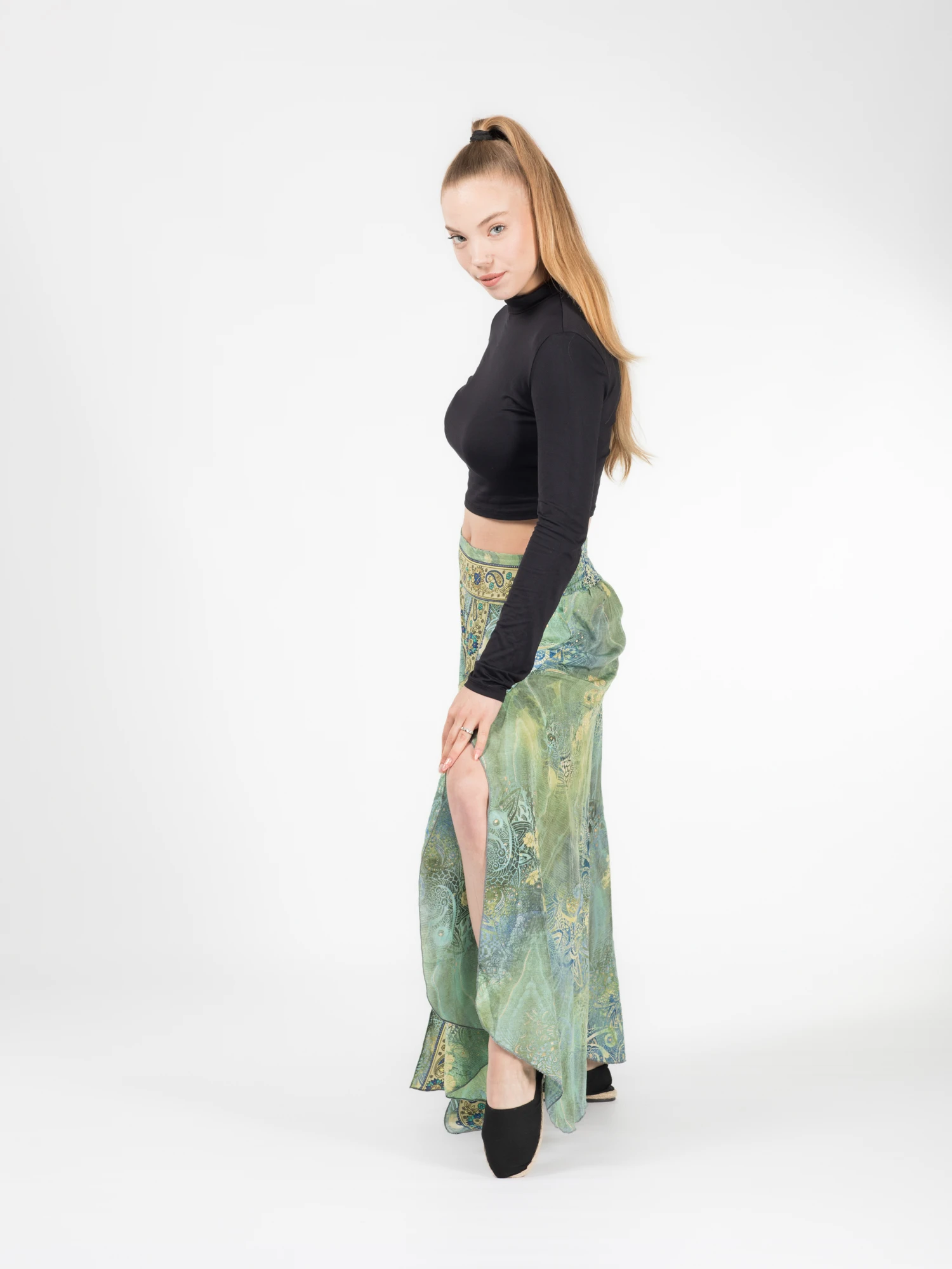 Pantaloni petrecuți din material fluid cu print și fir auriu - Model 24 [5]